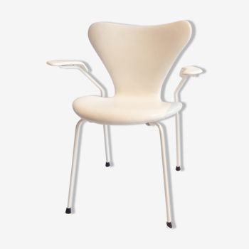 3207 armchair by Arne Jacobsen