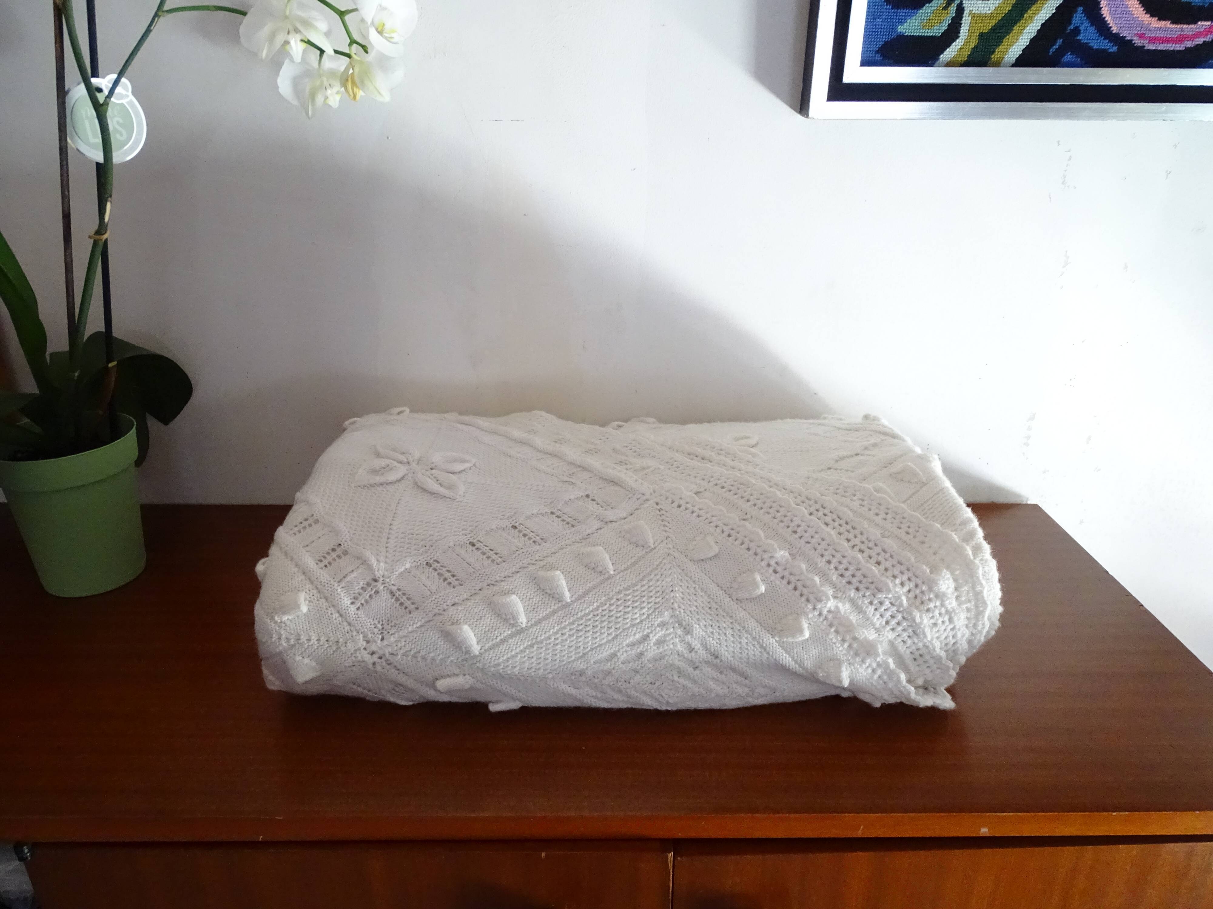 Old crochet bed cover 255 cm x 215 cm