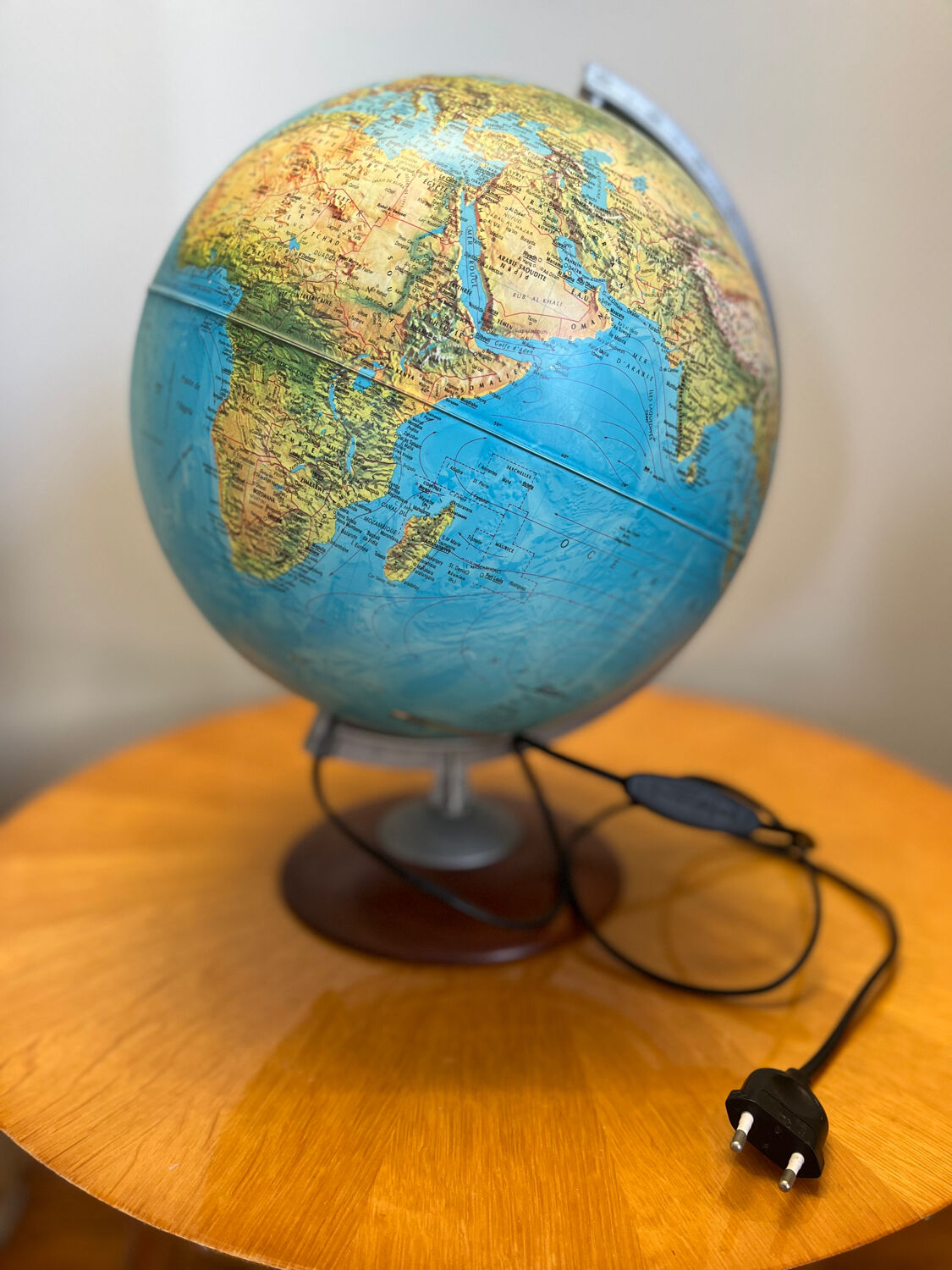 Globe terrestre lumineux vintage