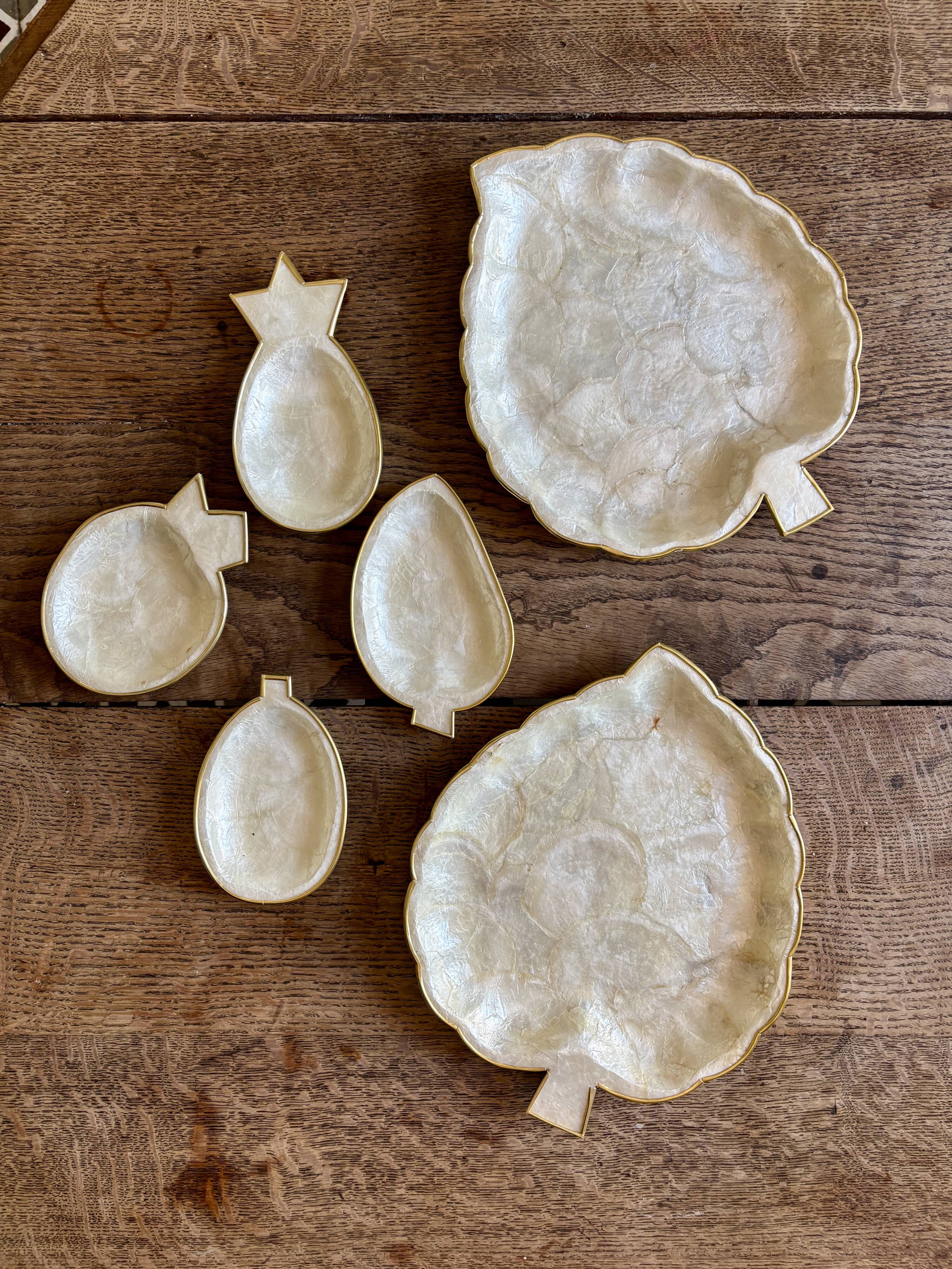 Lot de plats vintage en nacre et laiton