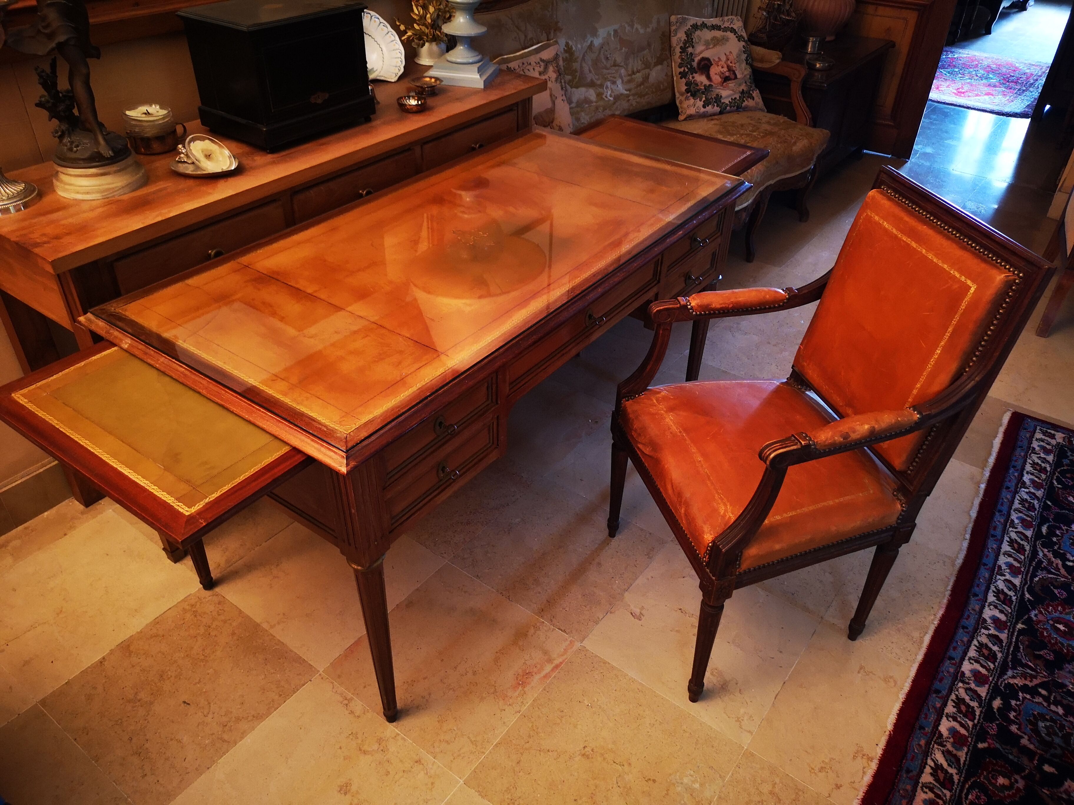 Bureau de style Louis XVI et son fauteuil