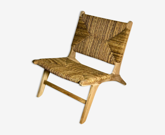 Fauteuil bas en teck brut avec assise et dossier paillé