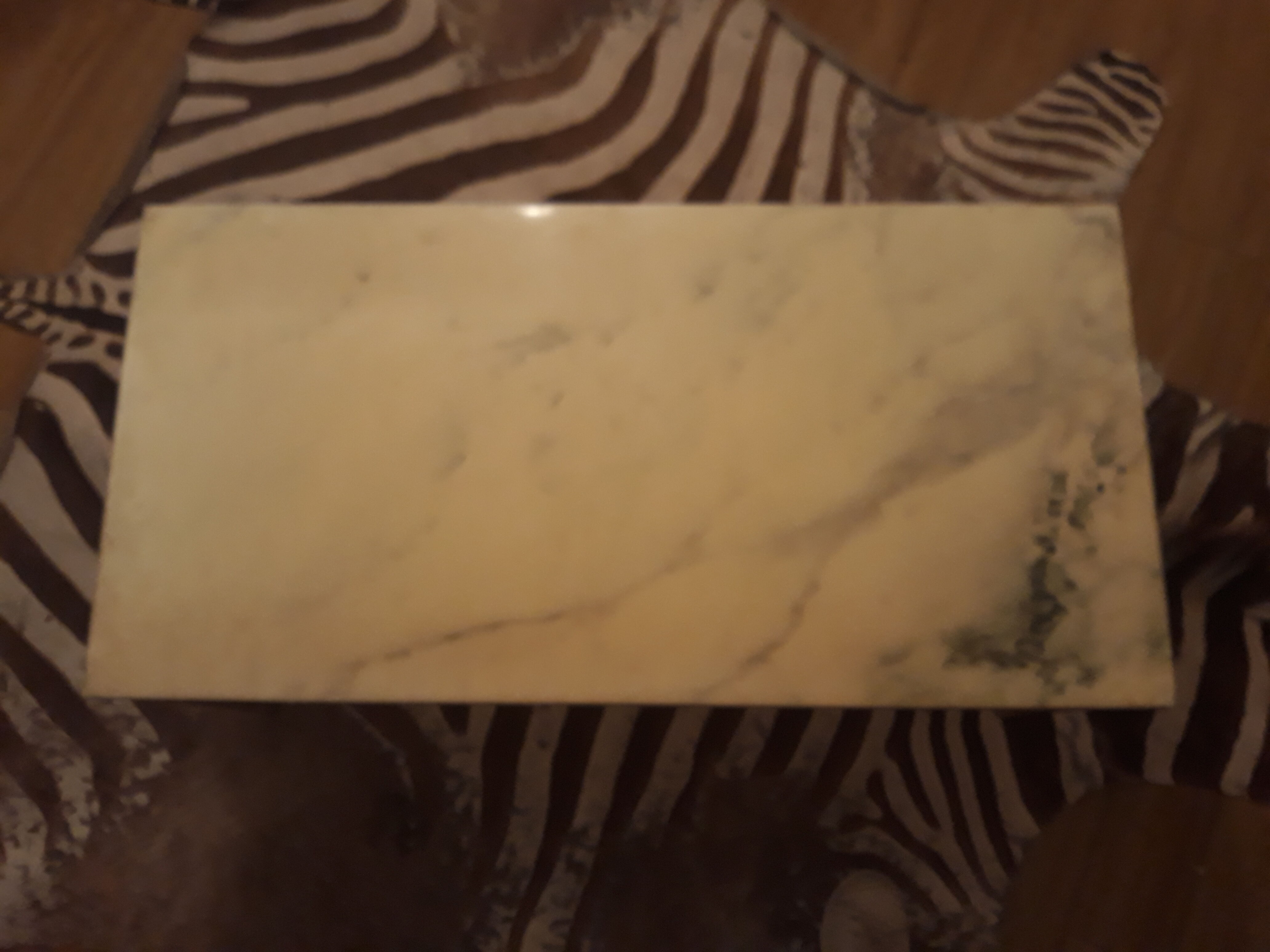 Table low 60s in laitin and marble
