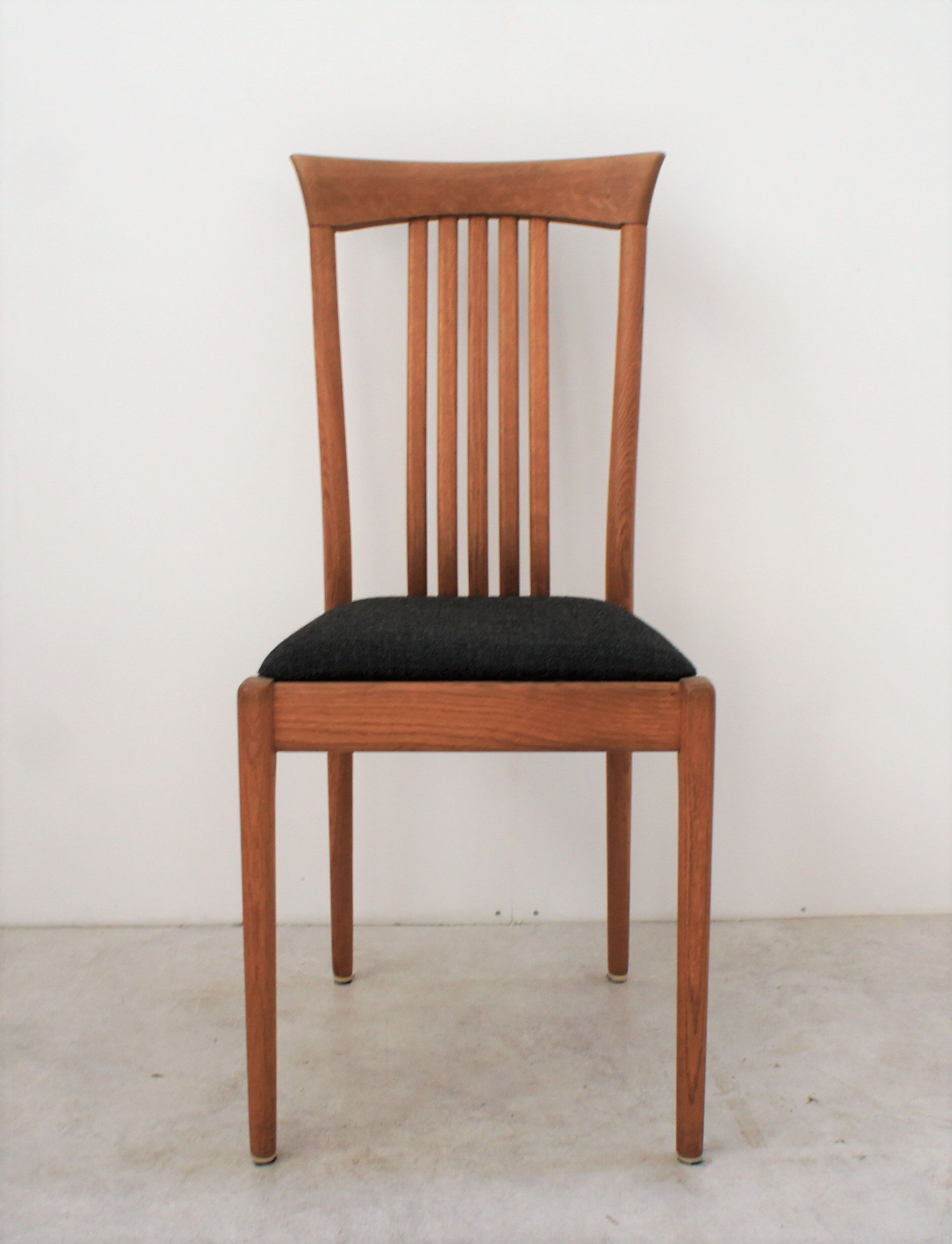 Série de six chaises scandinaves en chêne clair