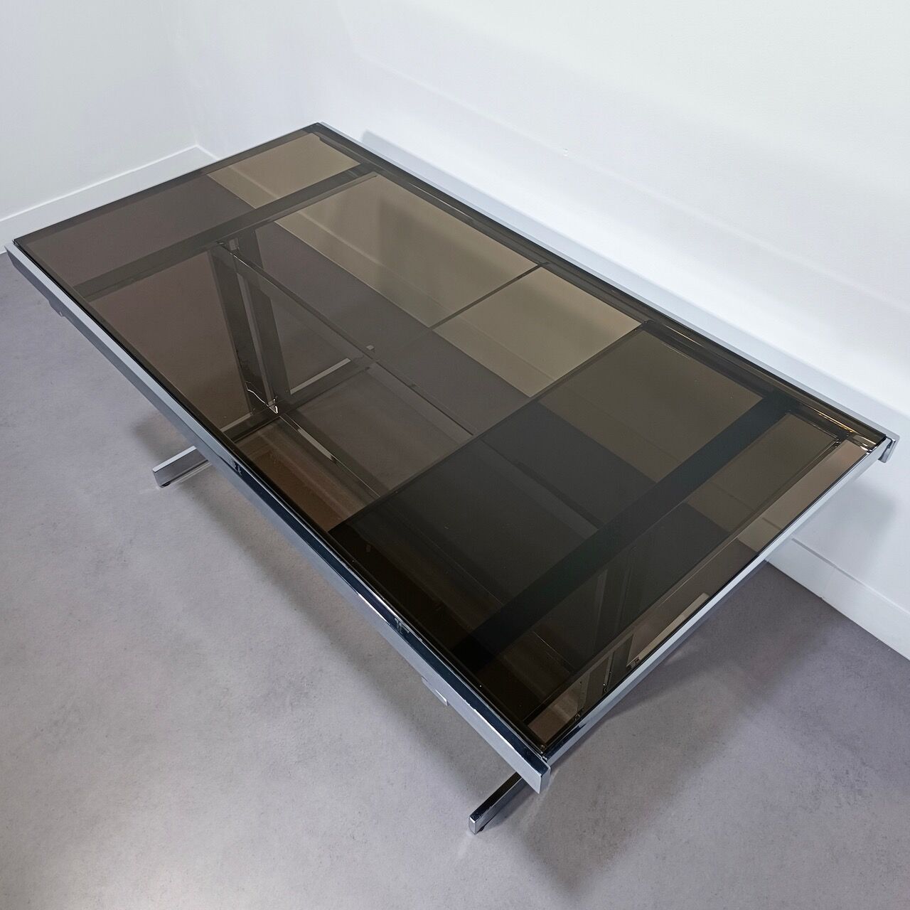 Extendable chrome dining table