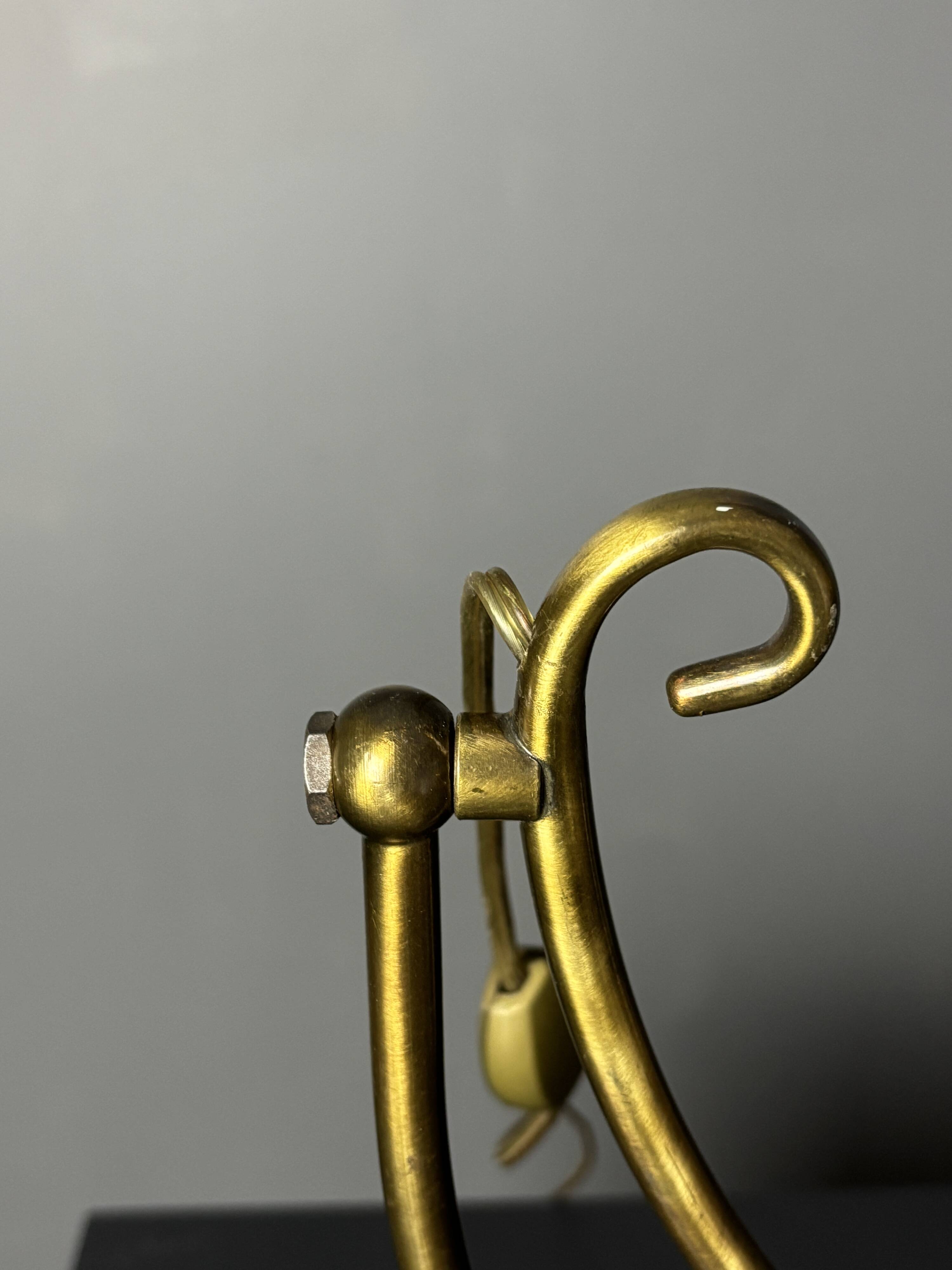 Lampe de table sculpturale ajustable des années 1960 avec abat-jour perforé.
