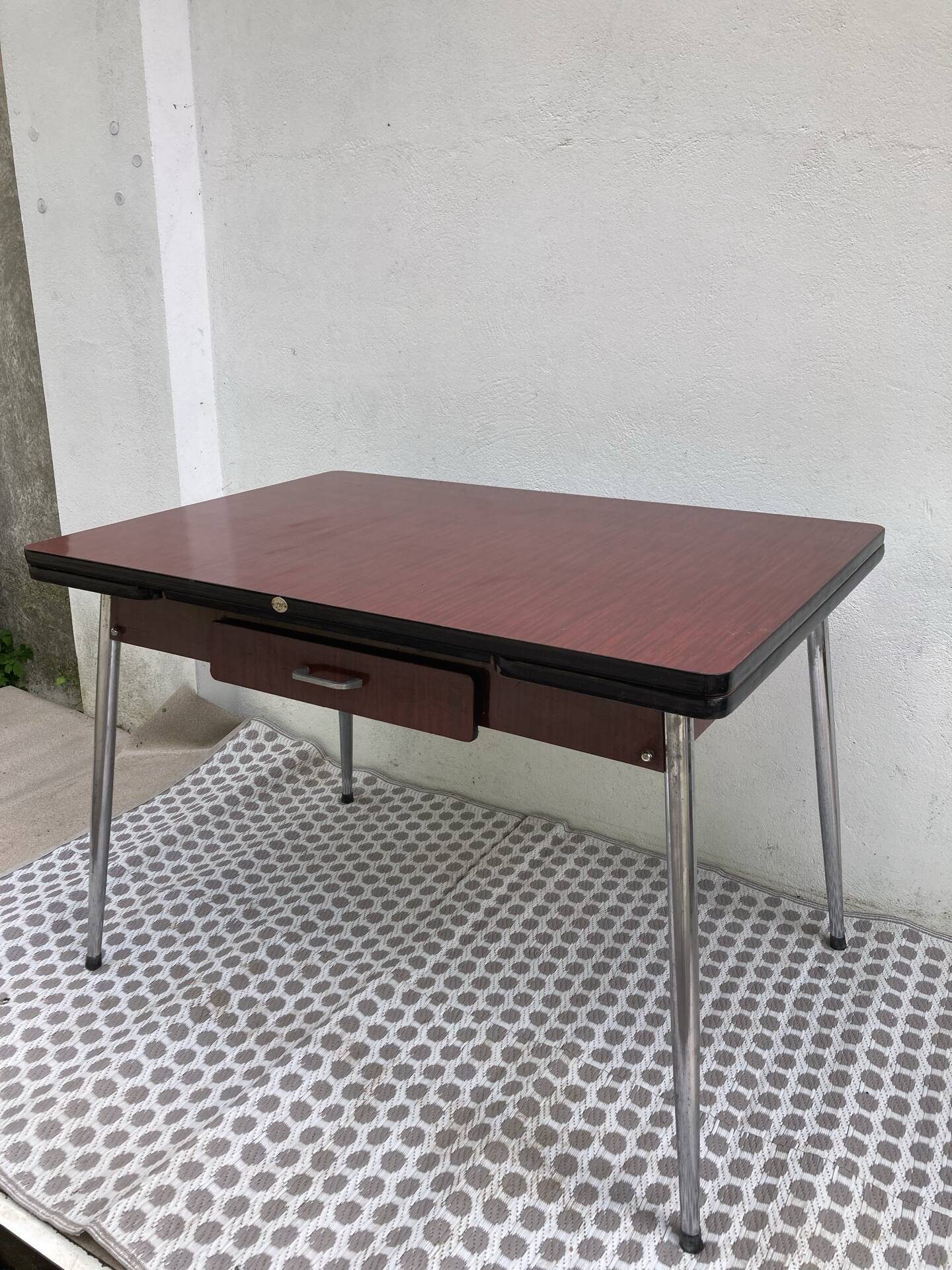 Table Formica jpp couleur lie de vin