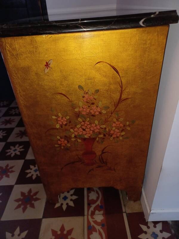Gilded wooden chest of drawers with Asian decor and polished marble