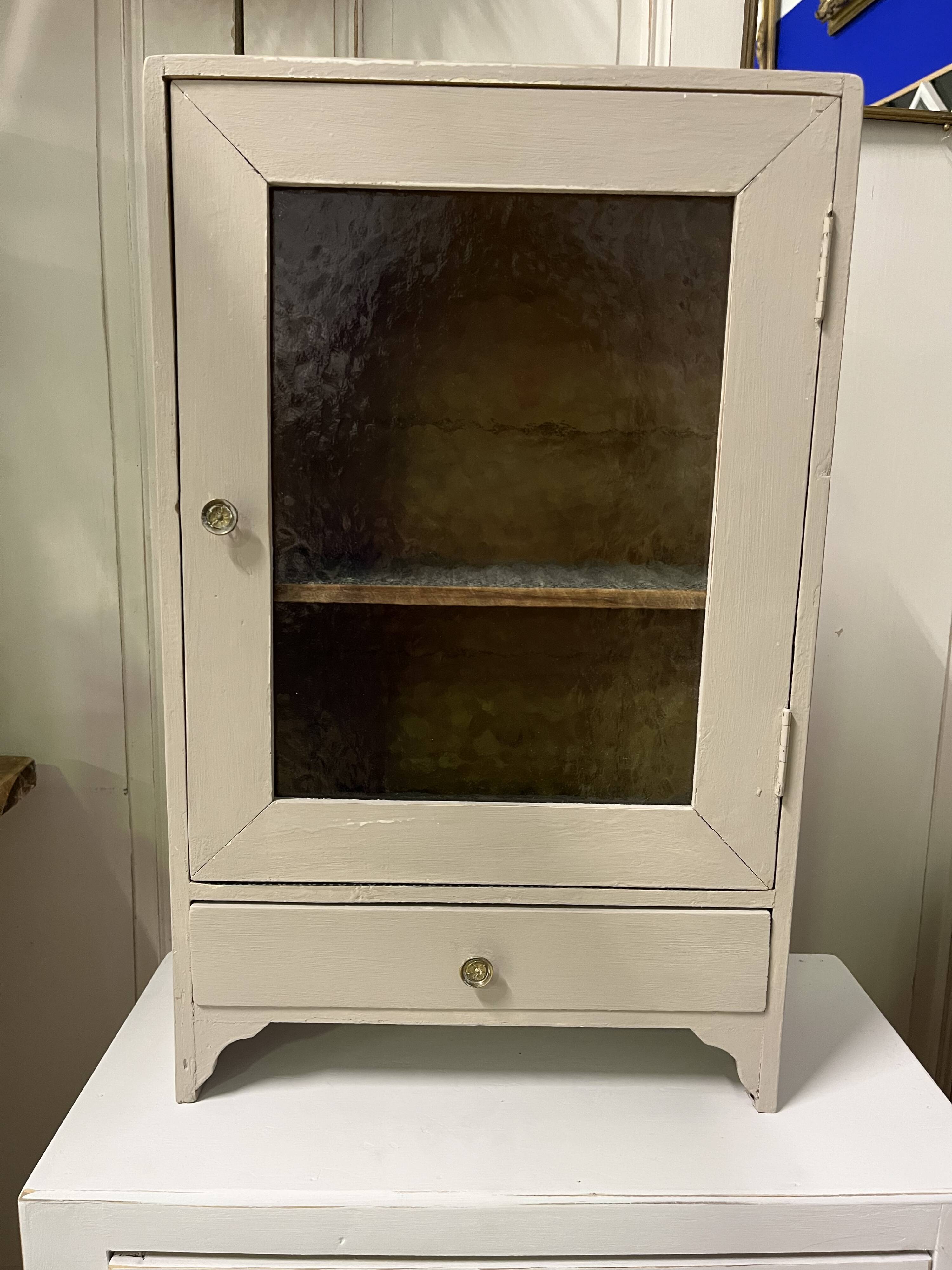 Armoire à pharmacie