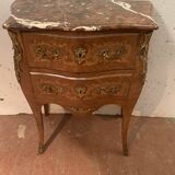 Commode galbée en bois de placage de style Louis XV / XX siècle
