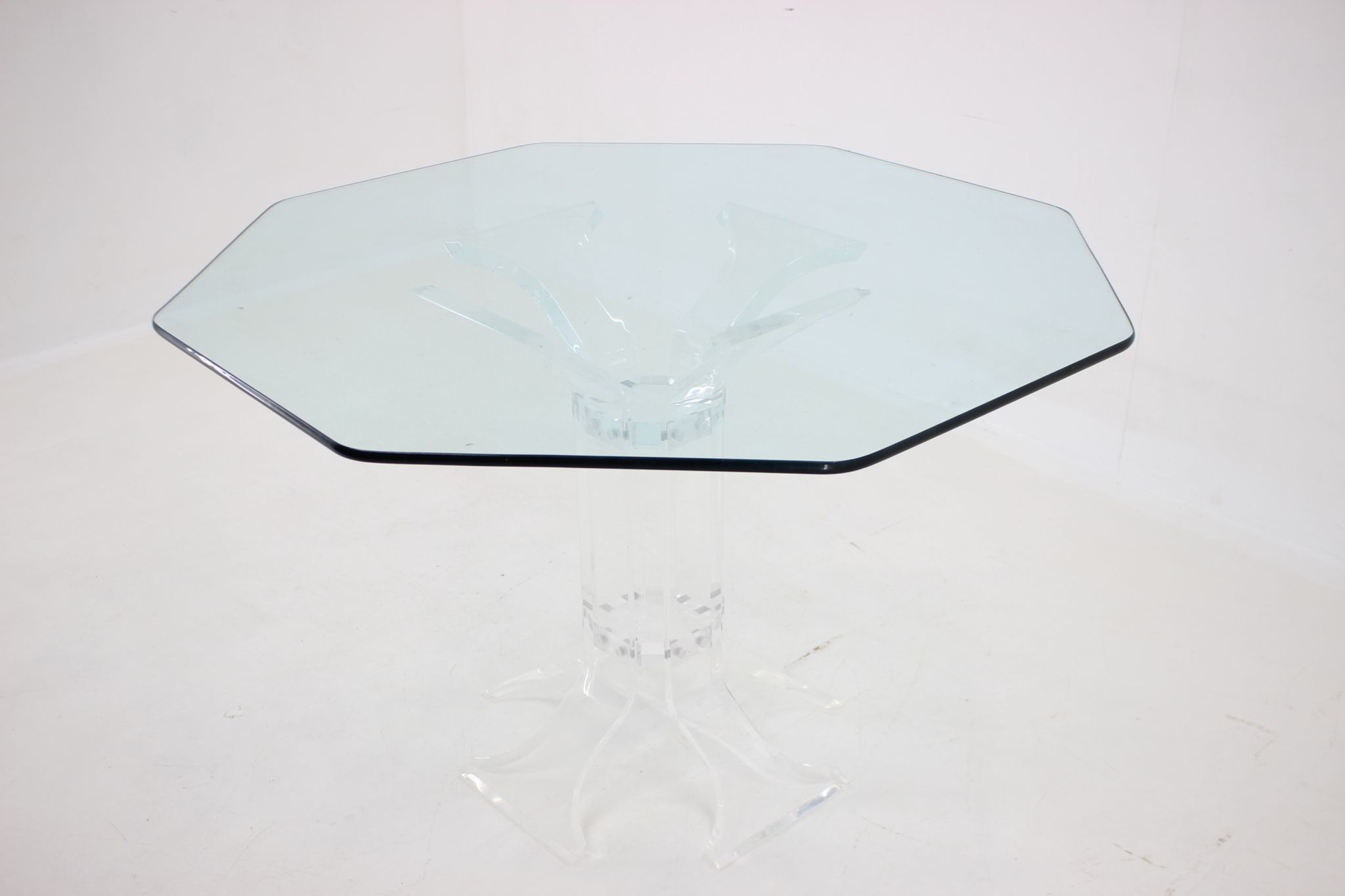 Table à manger lucite des années 1970 avec plateau en verre