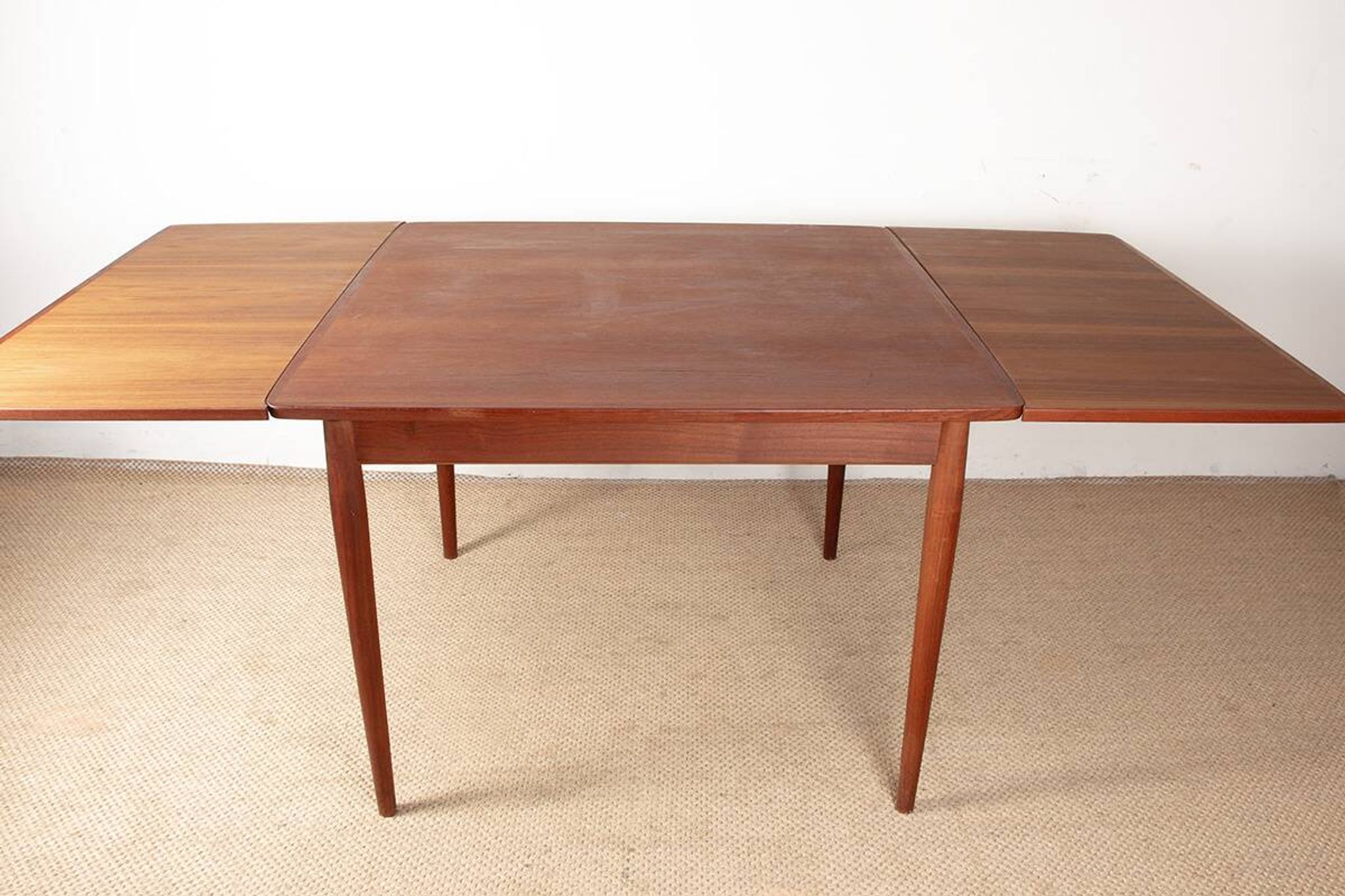 Table de repas Danoise carrée et extensible, teck, modèle 592, Arne Vodder.