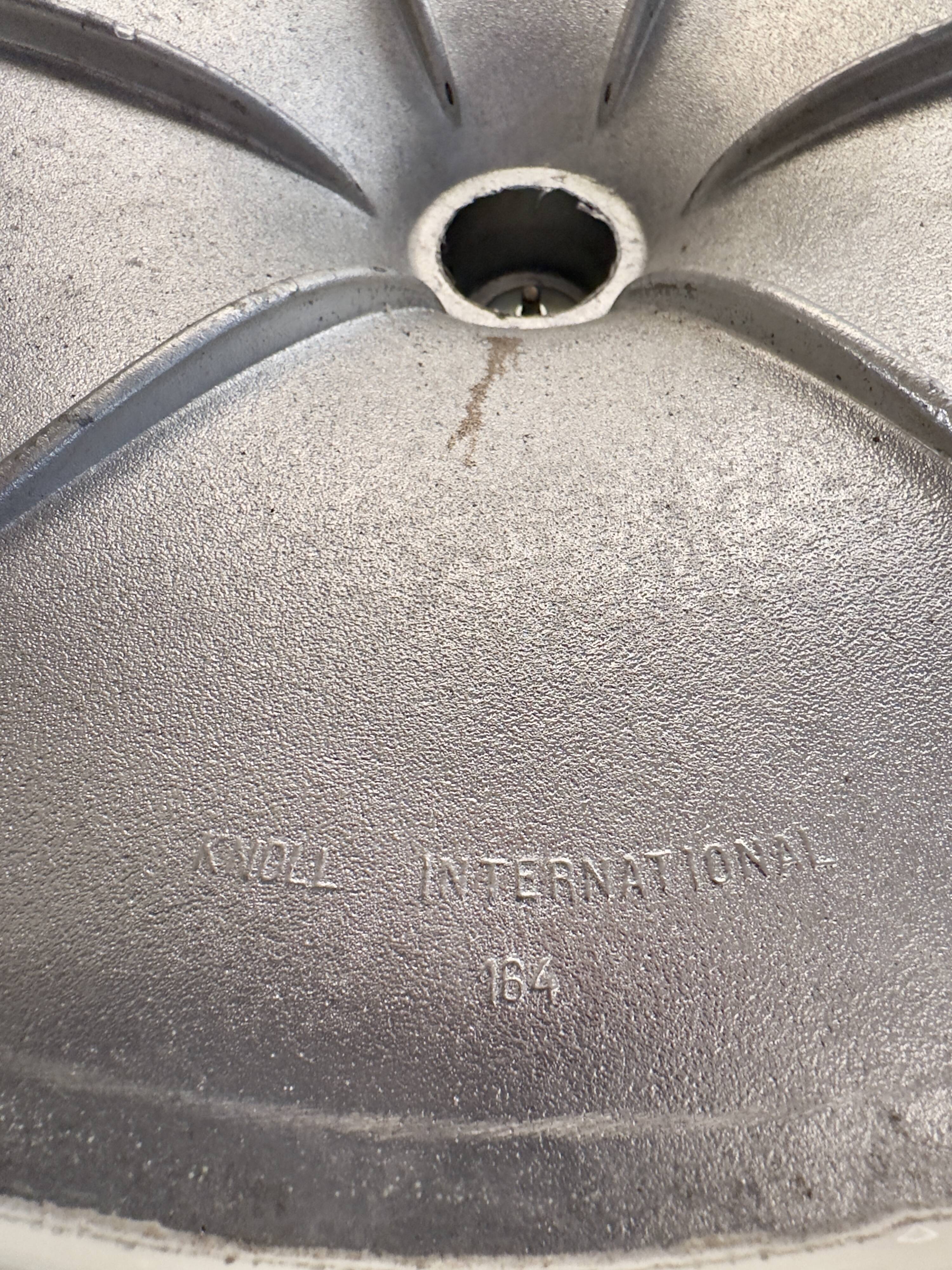 Knoll round tulip dining table – marble top