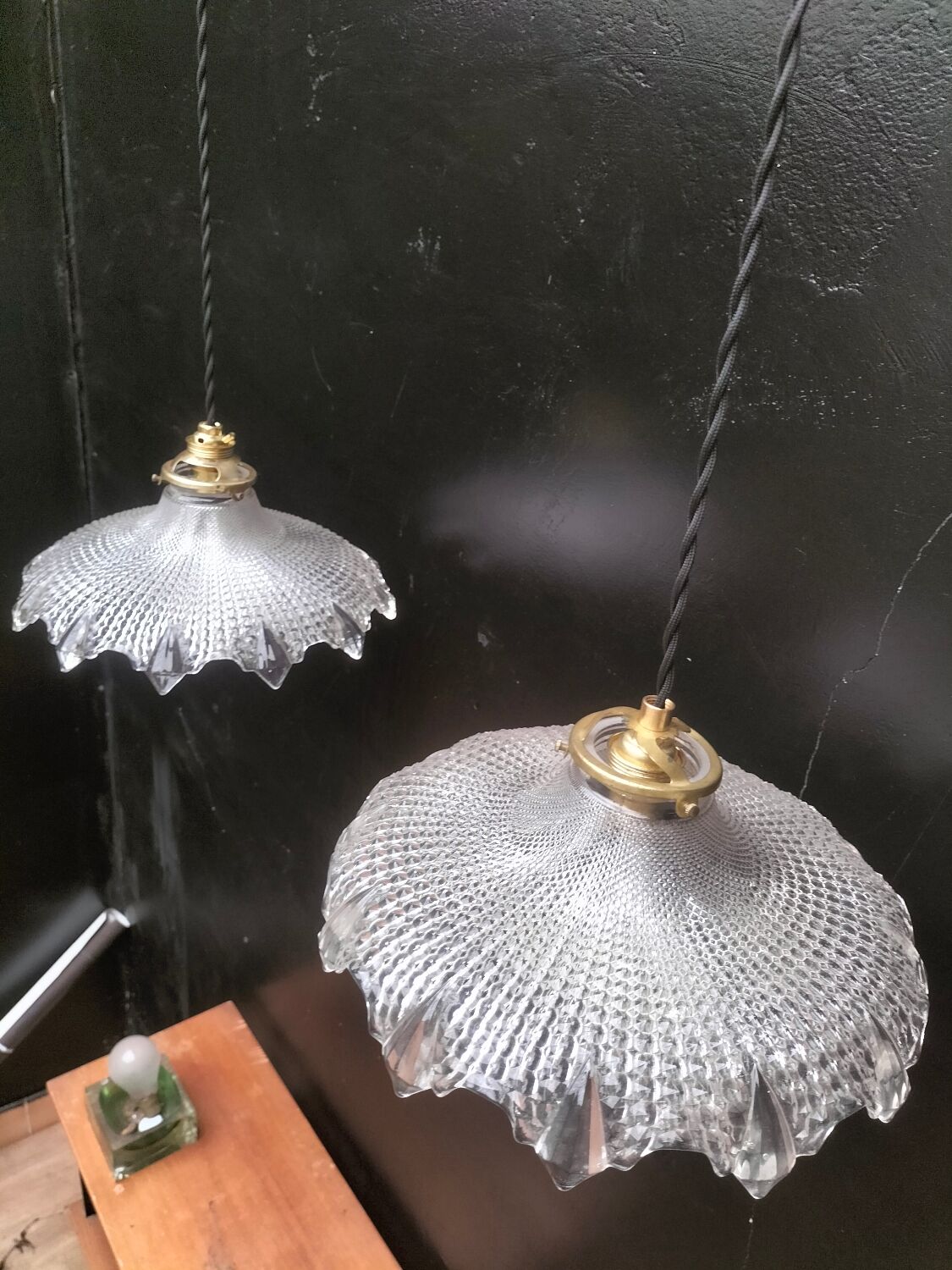 Paire suspensions en verre holophane