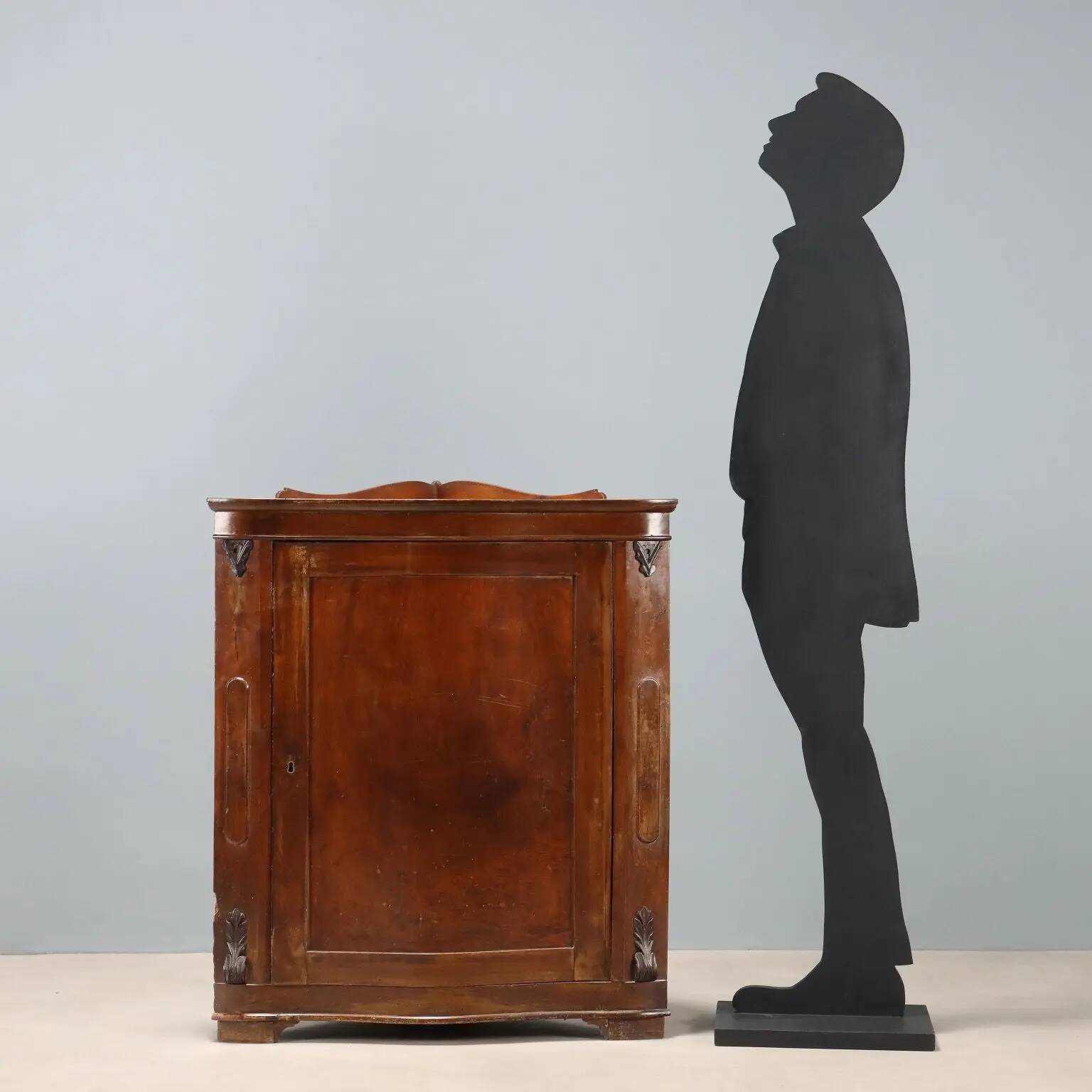 Antique corner cabinet in carved walnut, Italy, 19th century