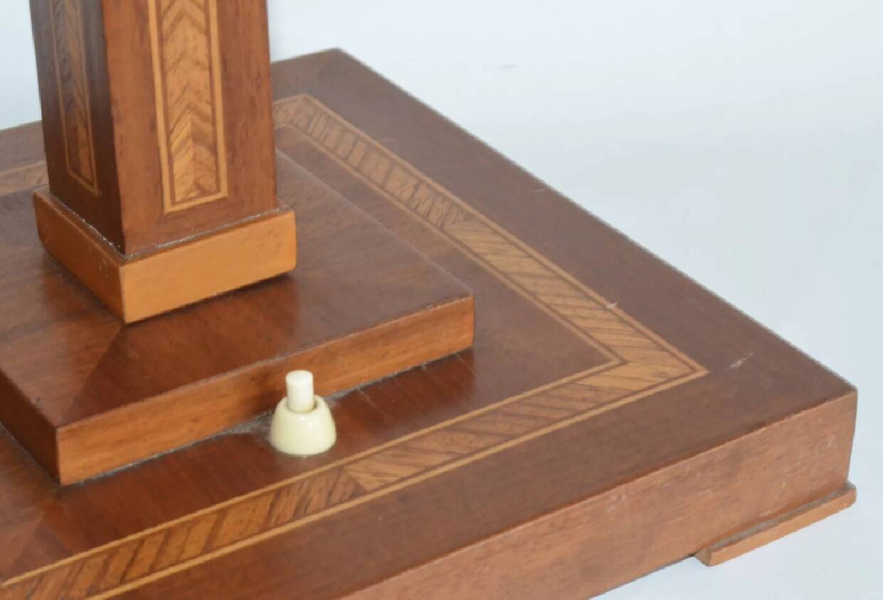 Lampe de table avec incrustations et abat-jour en soie