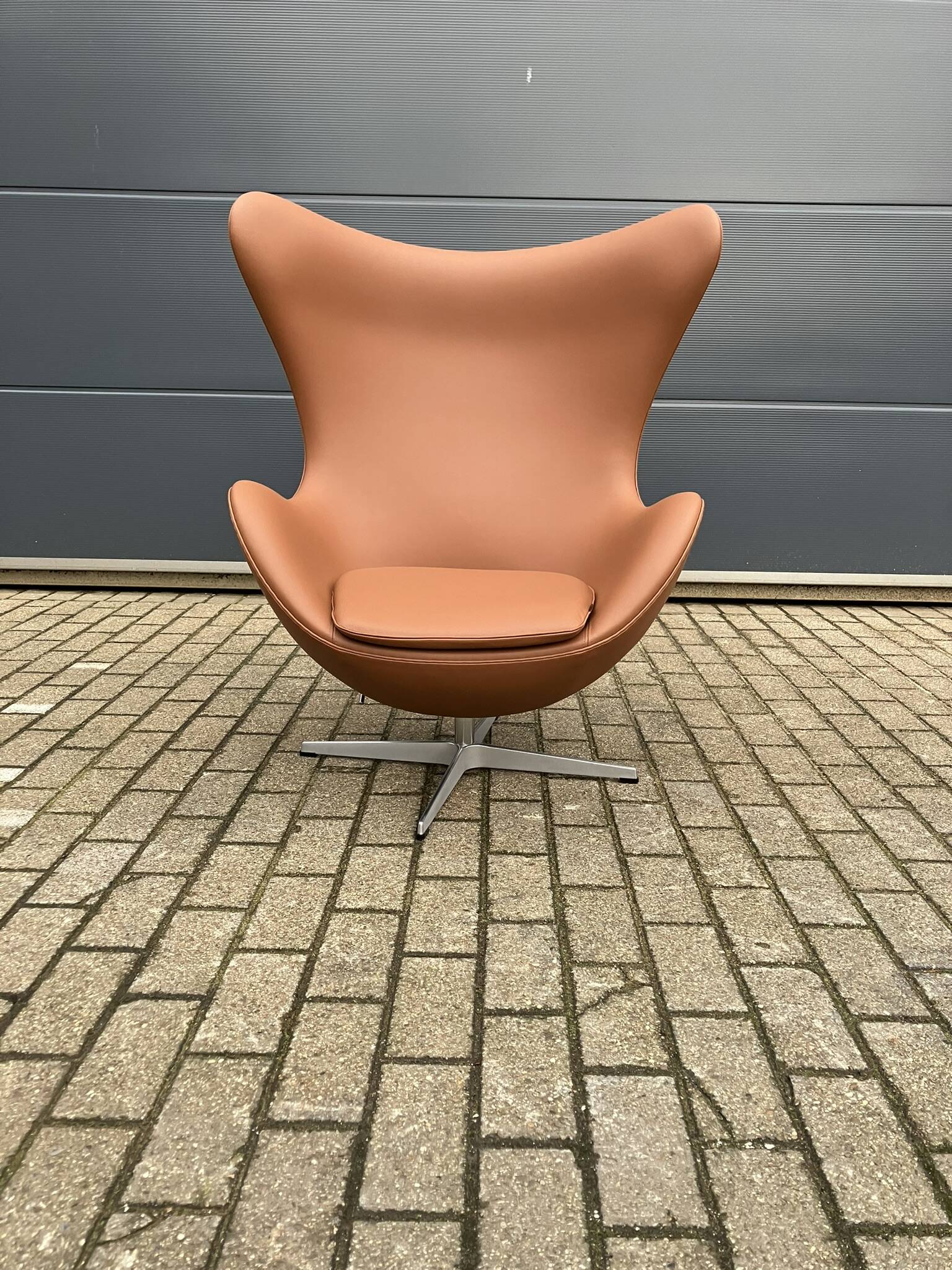 Fritz Hansen Egg chair by Arne Jacobsen in Cognac leather, NEW condition!