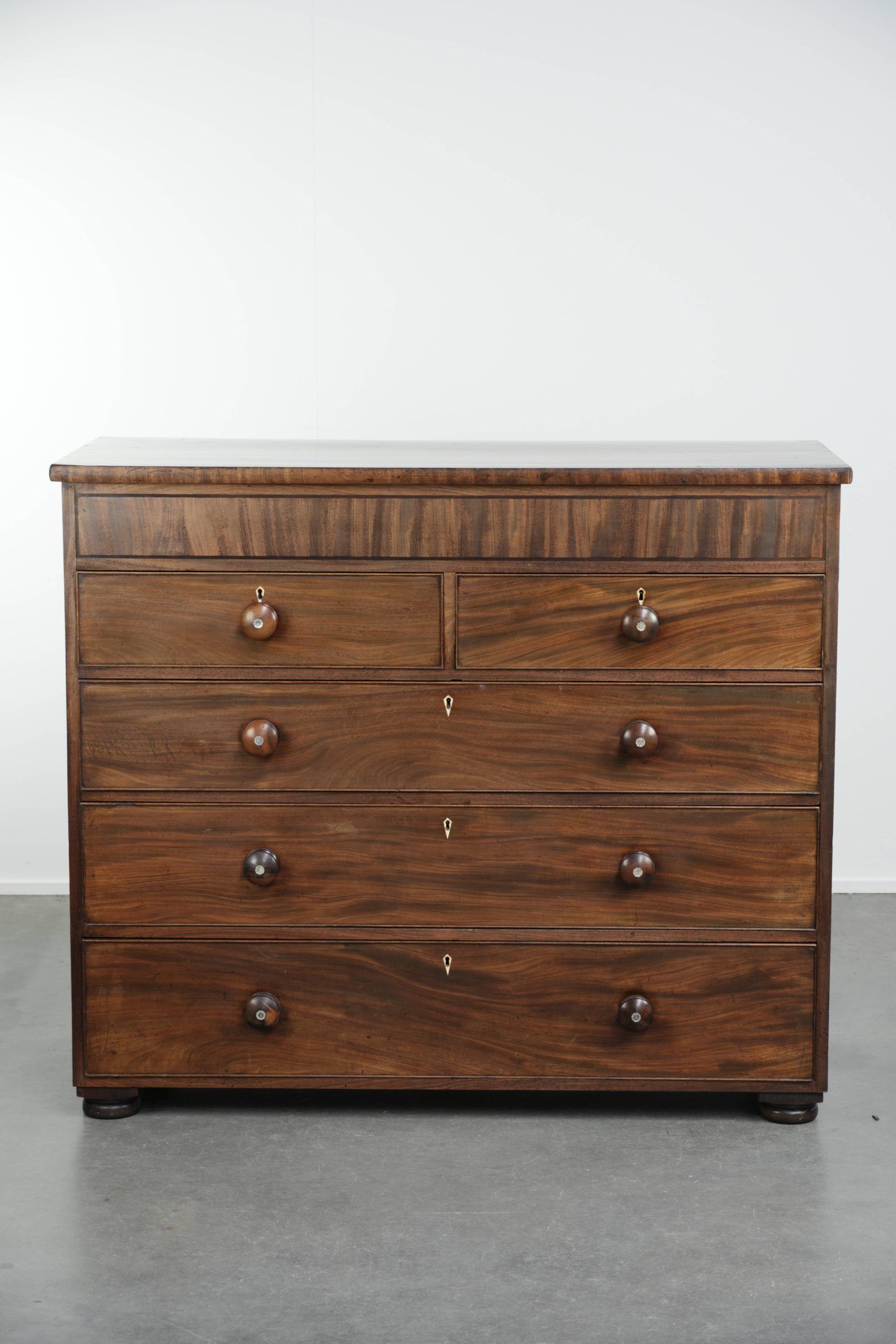 Large antique English chest of drawers/commode from the early 19th century