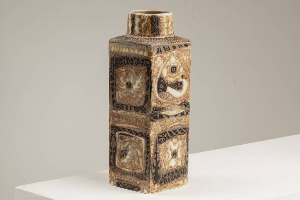 Royal Copenhagen. Petit vase en faïence à décor ethnique. Vers 1970