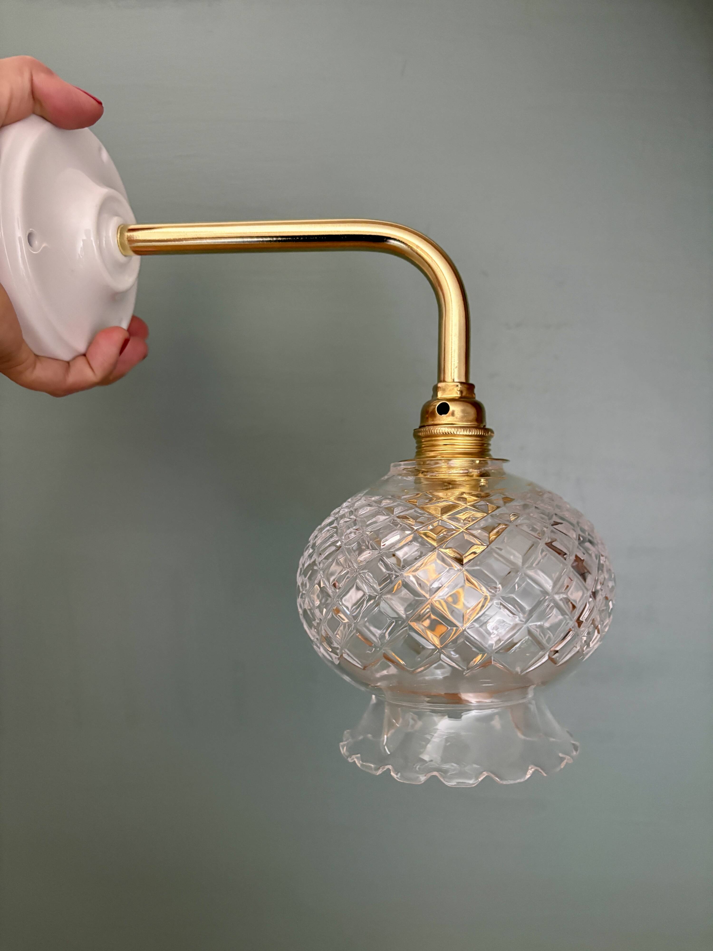 Applique coudée tulipe vintage en verre ciselé