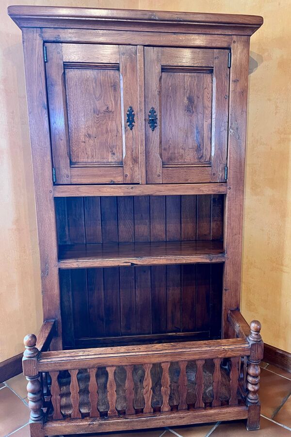 BUFFET A RETRAIT STYLE LOUIS XIII, BOIS MASSIF
