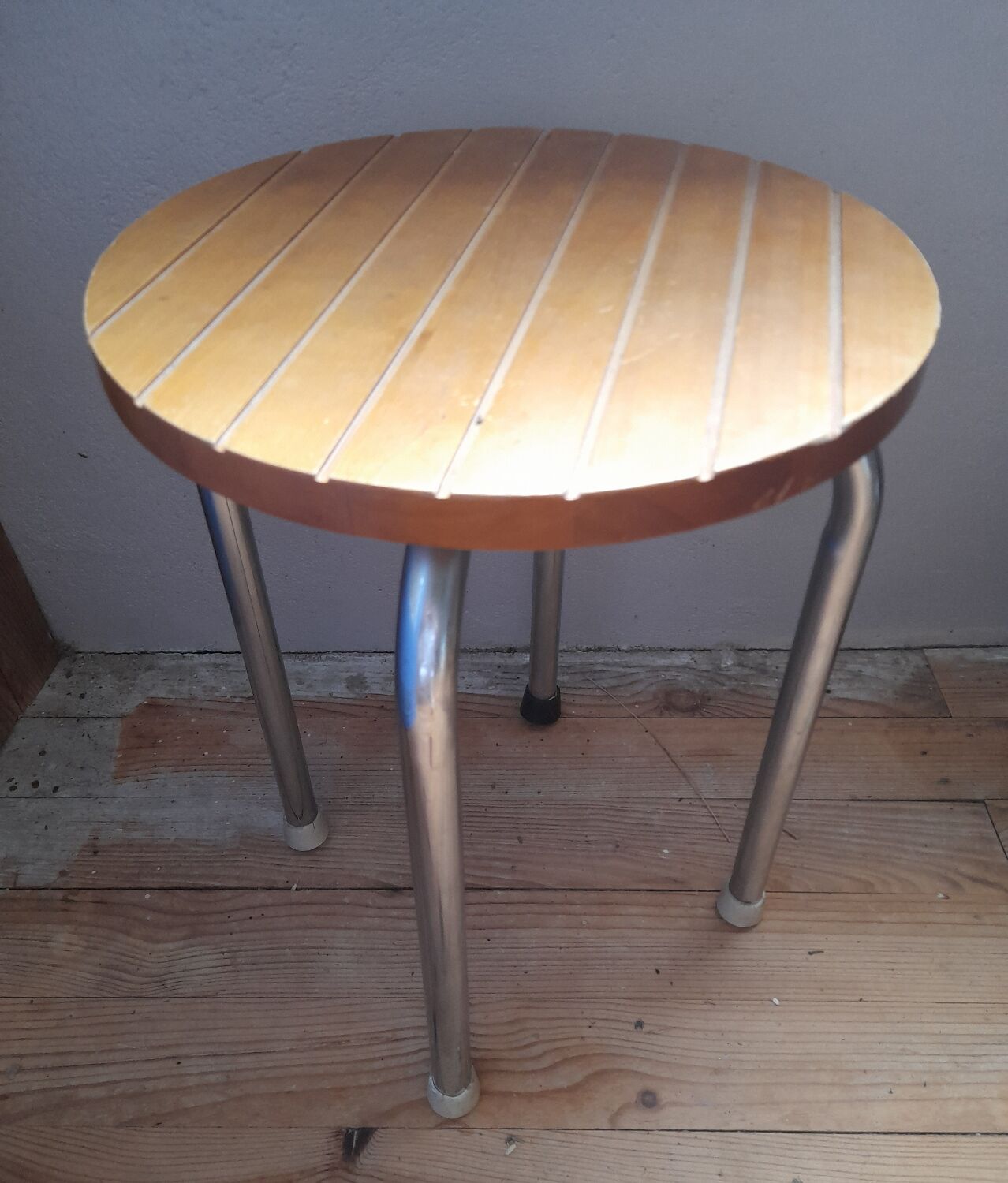 Tabouret 4 pieds tubulaire  assise bois strié, vintage