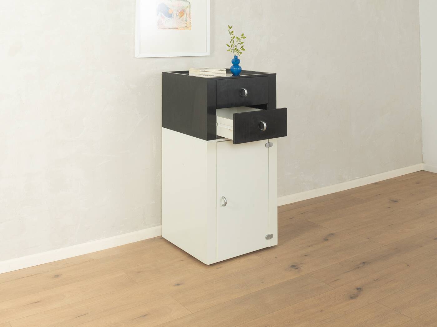 Commode des années 1980 avec un design à contraste clair.