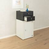 Commode des années 1980 avec un design à contraste clair.