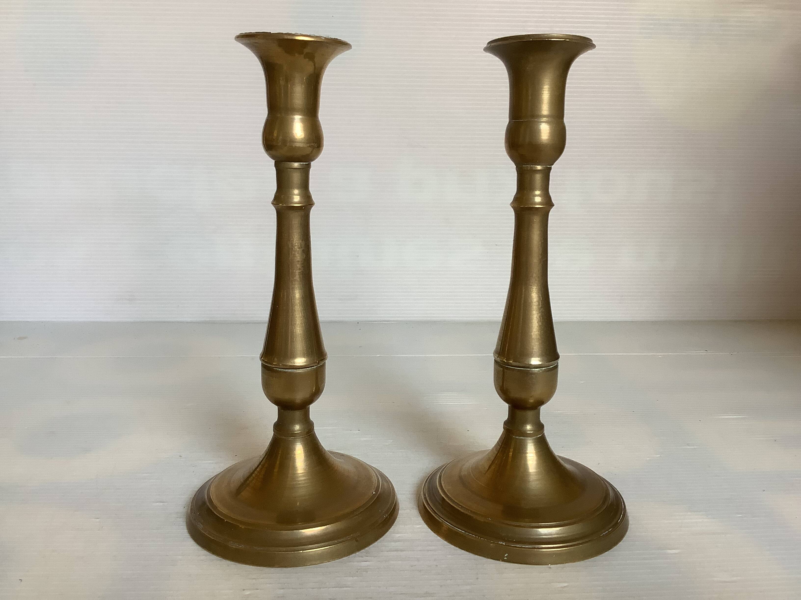 Paire de bougeoirs en laiton