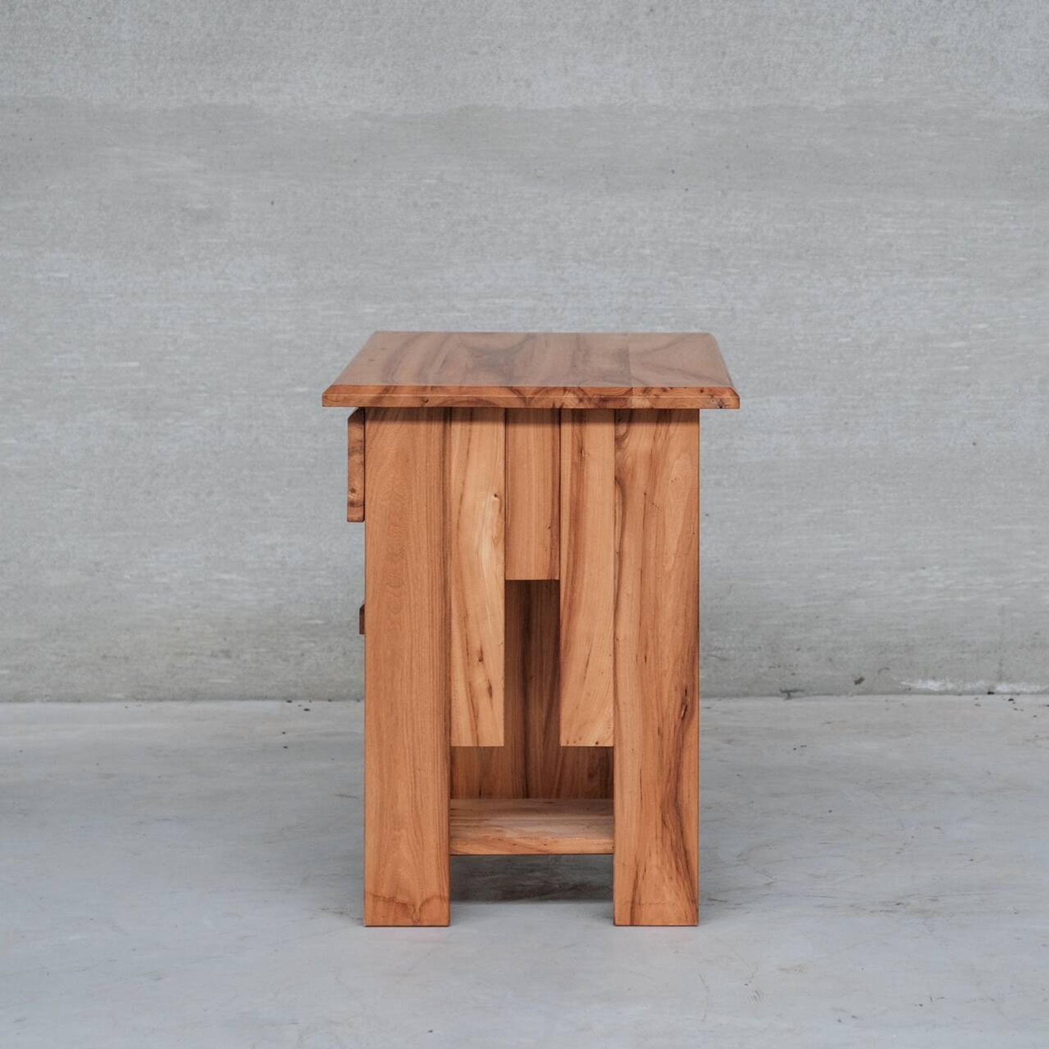 Petit bureau français du milieu du siècle en bois