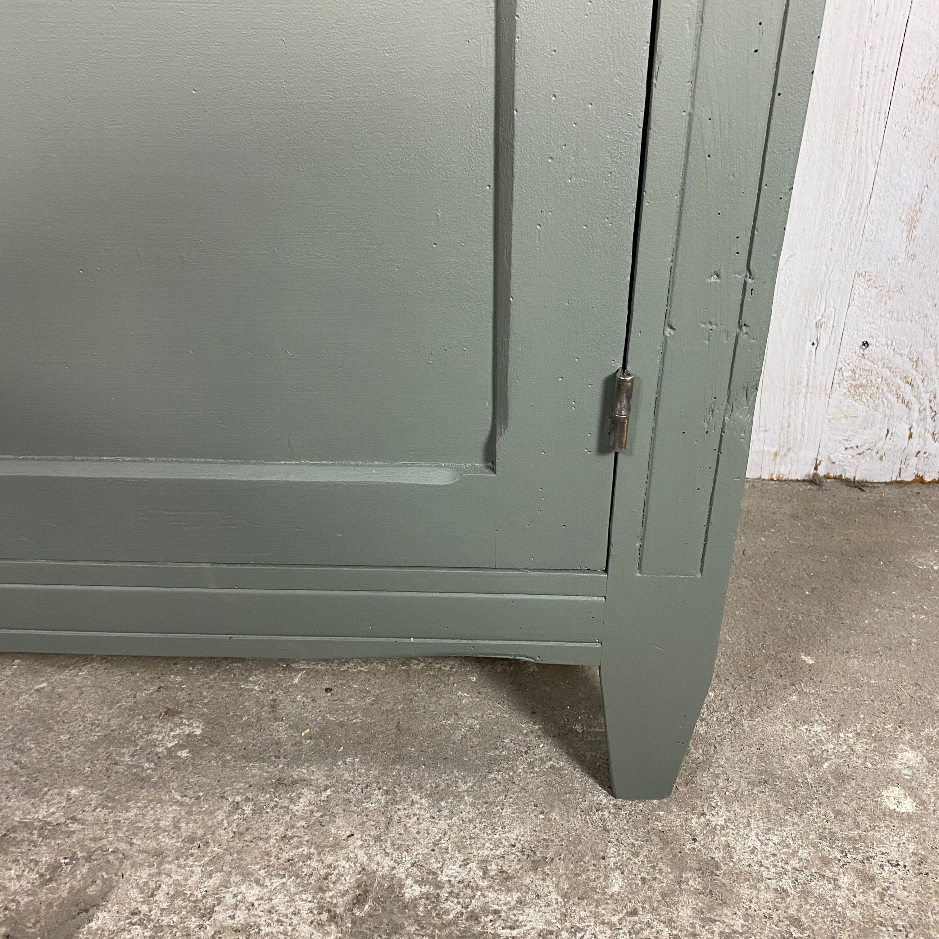 Armoire parisienne vert sauge