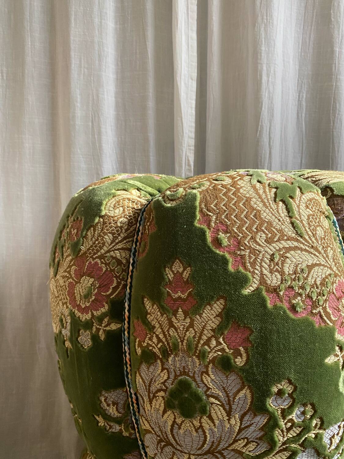 Duo de poufs en velours fleuri