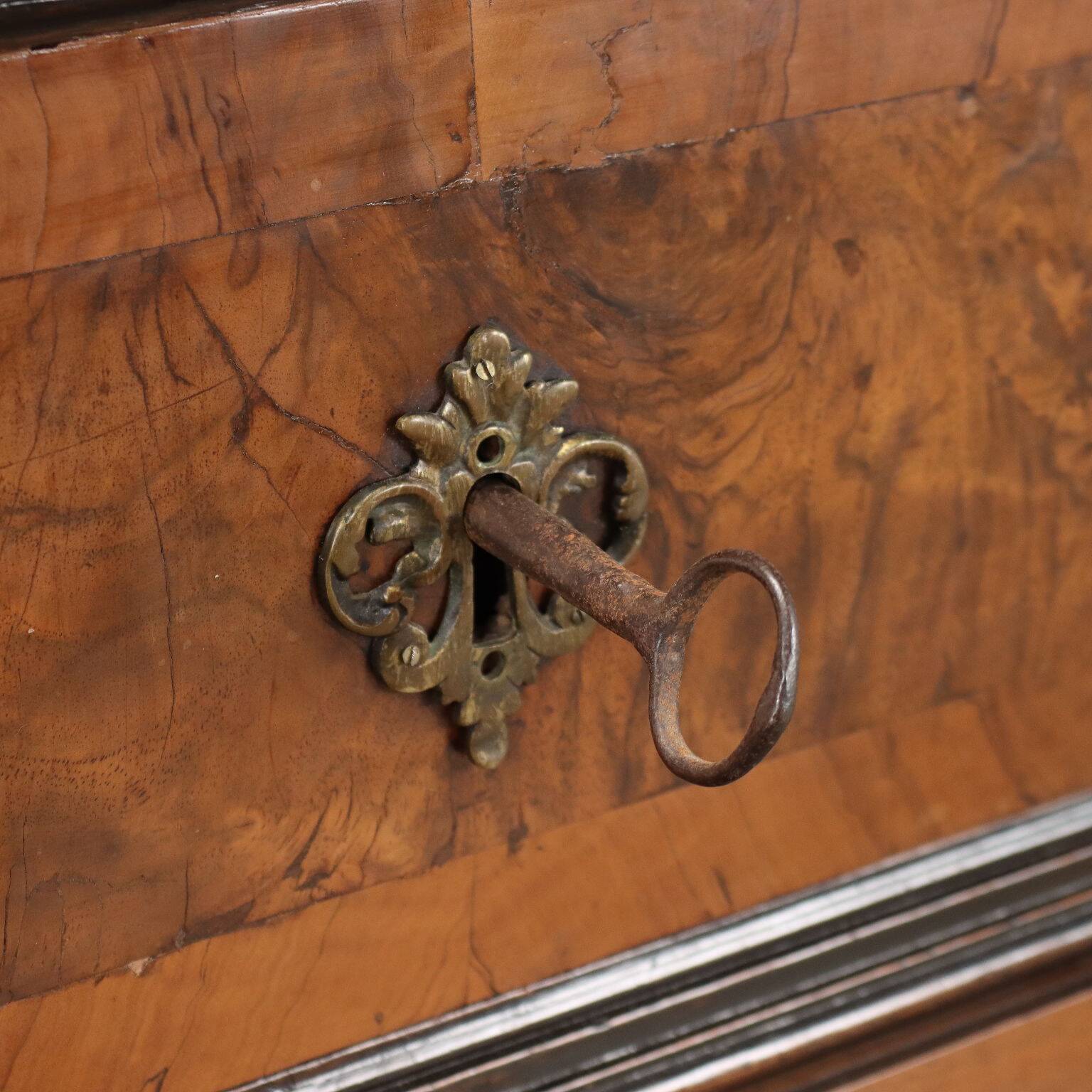 Commode baroque en noyer antique avec 3 tiroirs, 18e siècle.