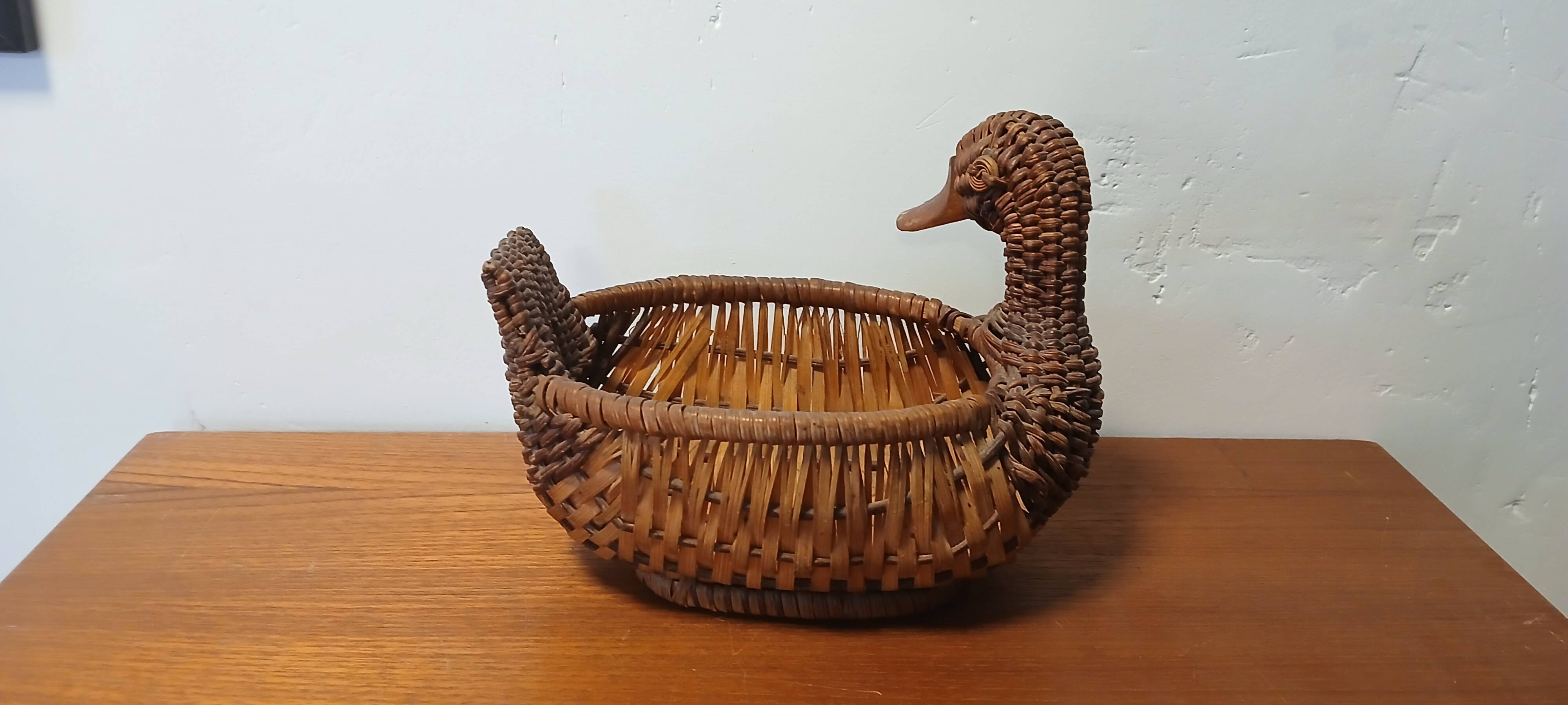 Wicker duck basket