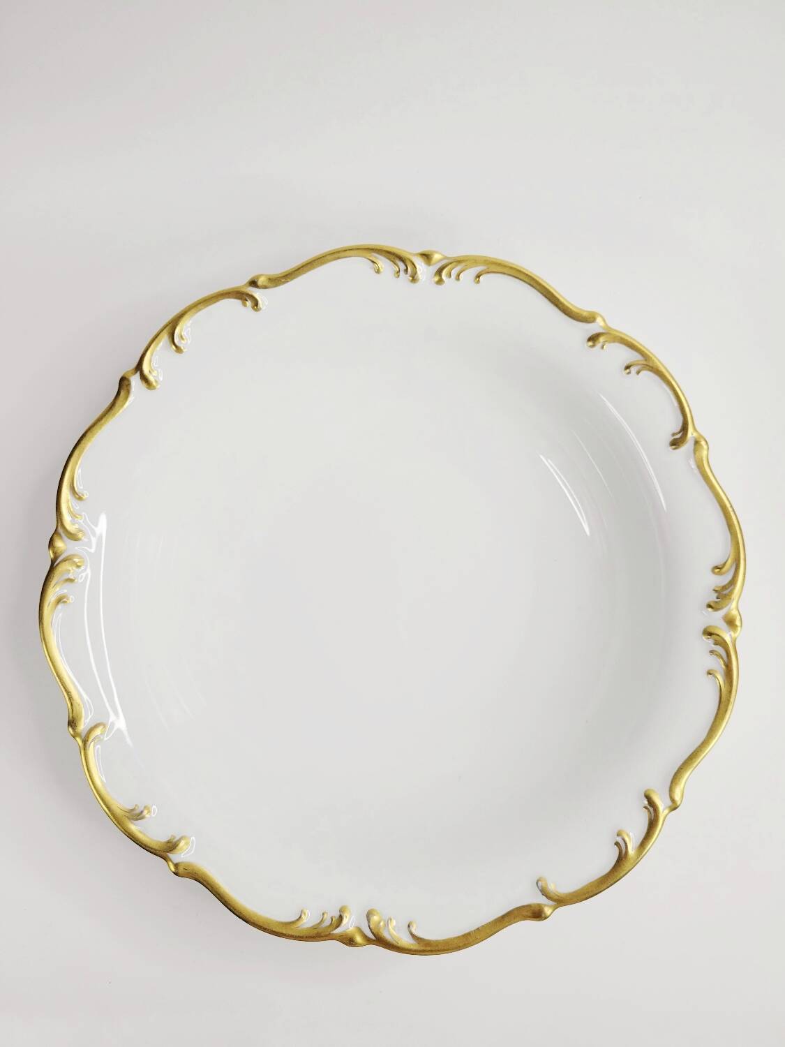 Antique shallow dish in gilded porcelain, Tirschenreuth, Bavaria, late 19th century.