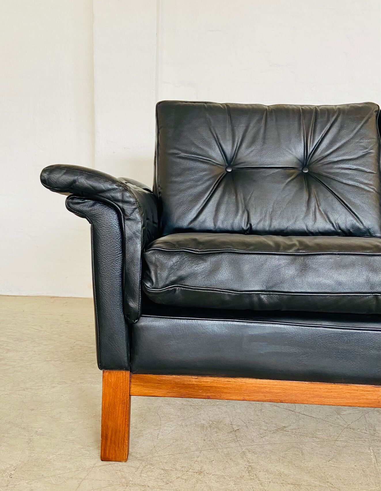 Canapé en cuir noir à boutons vintage scandinave des années 1960, modèle Kardinal, pour 2 personnes.