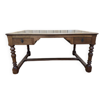 Bureau plat de style Louis XIII en noyer et cuir