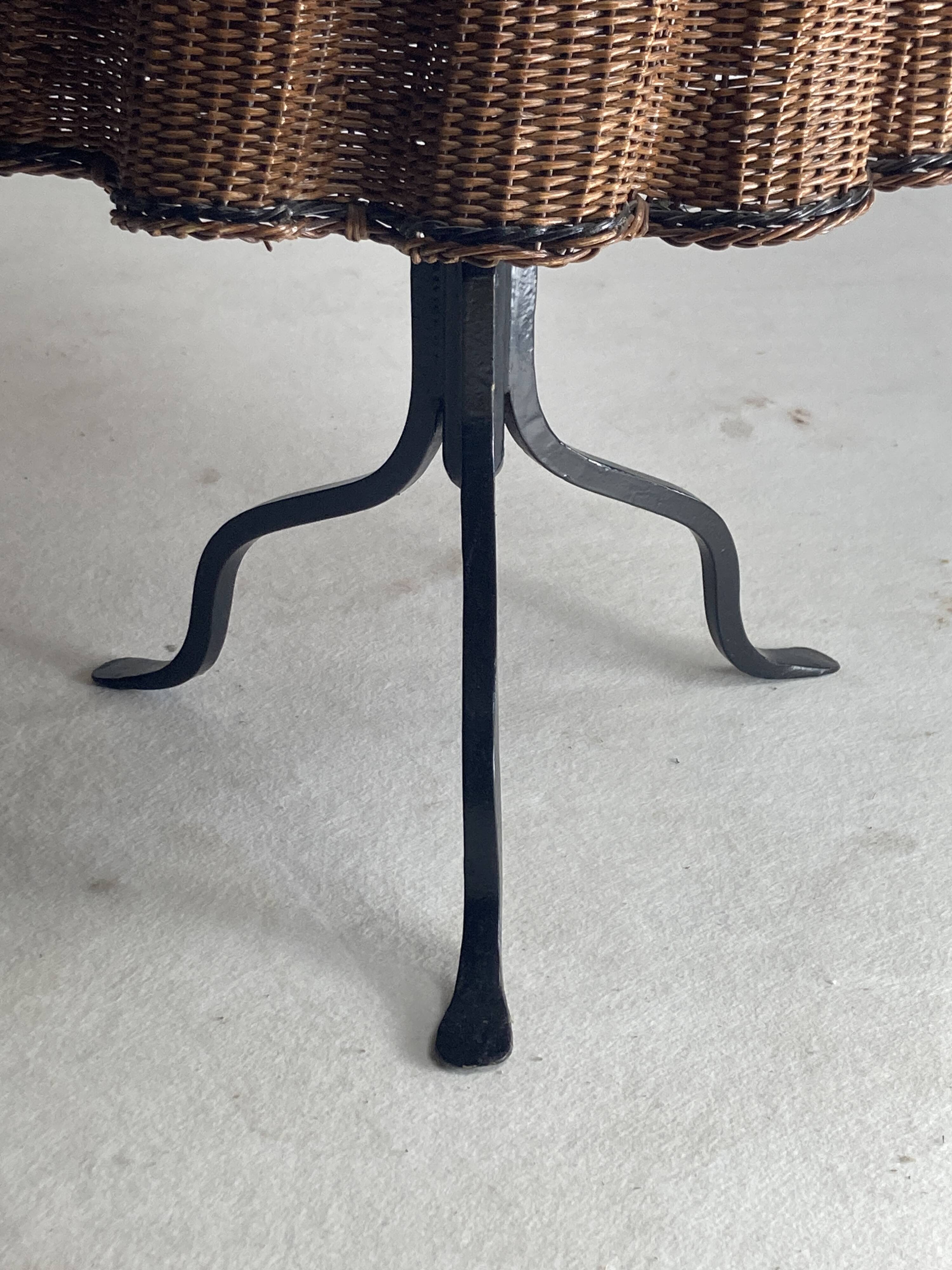 Table d'appoint ondulée en trompe-l'oeil en osier et rotin, 1960