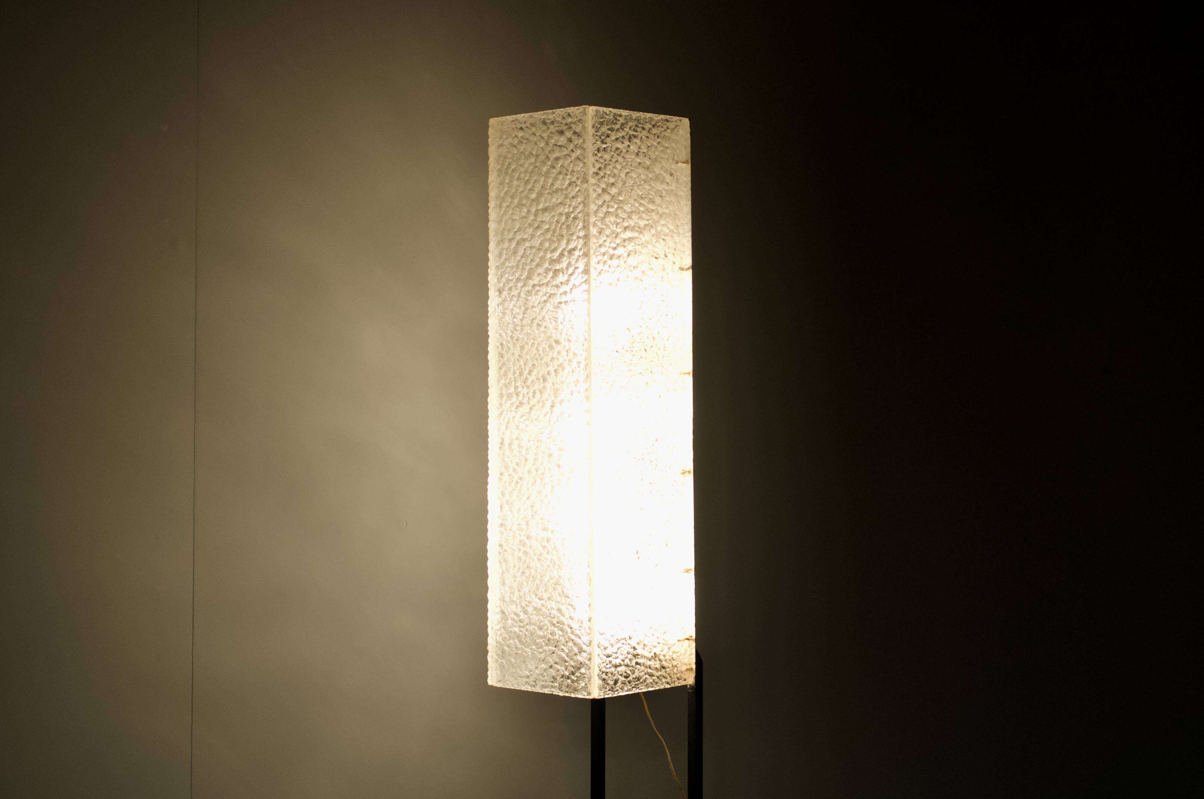 Lampadaire années 60' plastique moulé et acier laqué noir