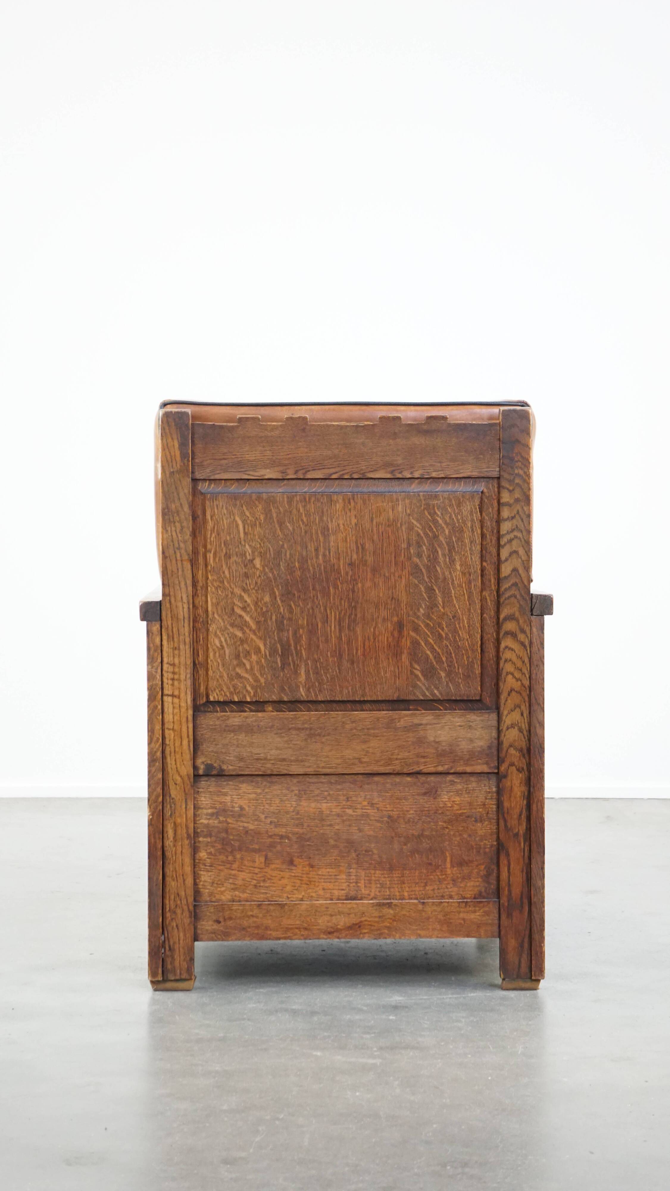 Fauteuil ancien en peau de mouton retapissée