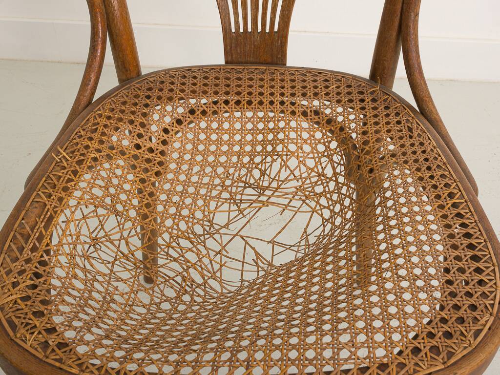 Chaise bistrot avec accoudoirs en bois cintré et assise en cannage