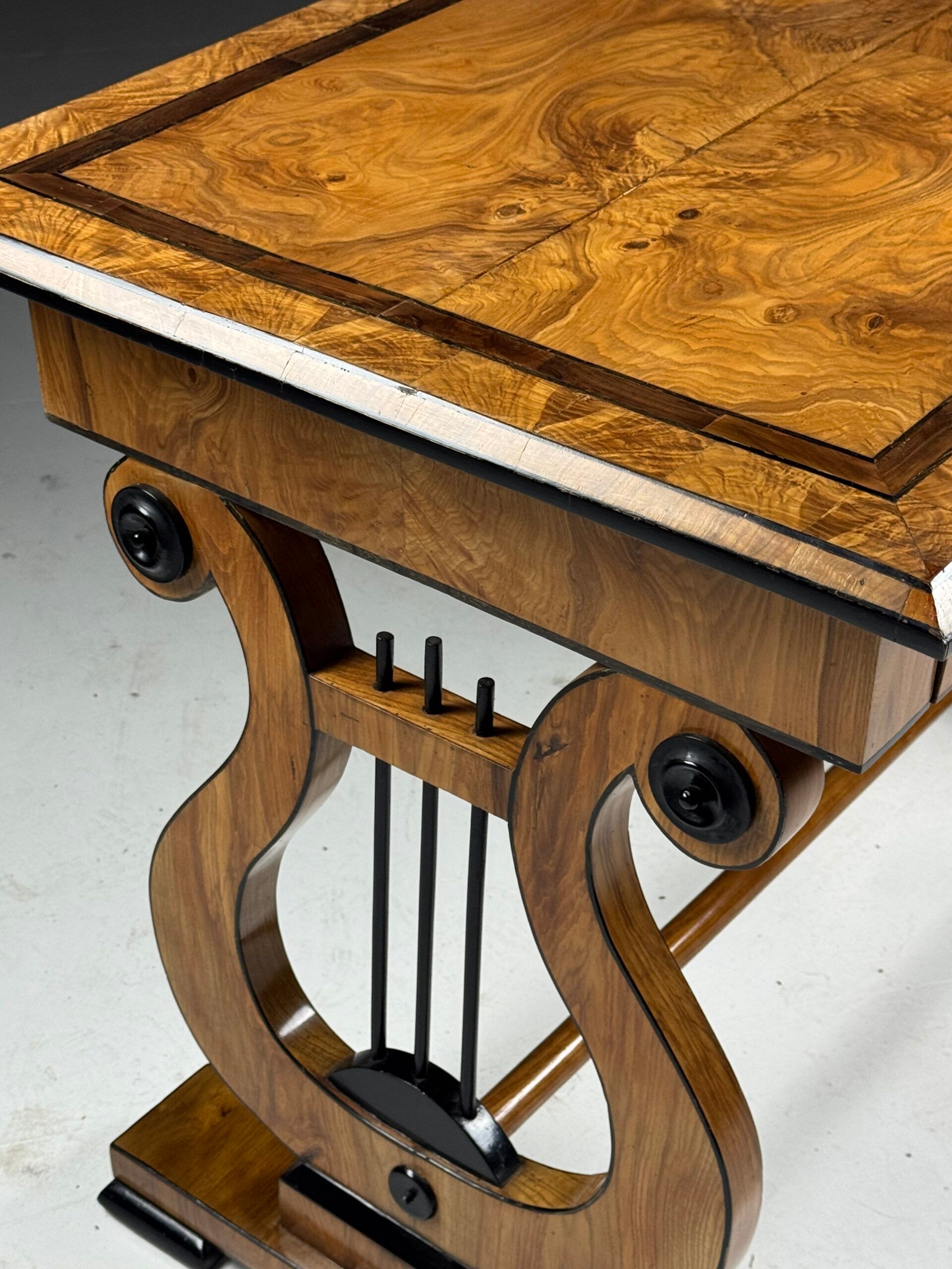 Bureau Biedermeier, table de centre
