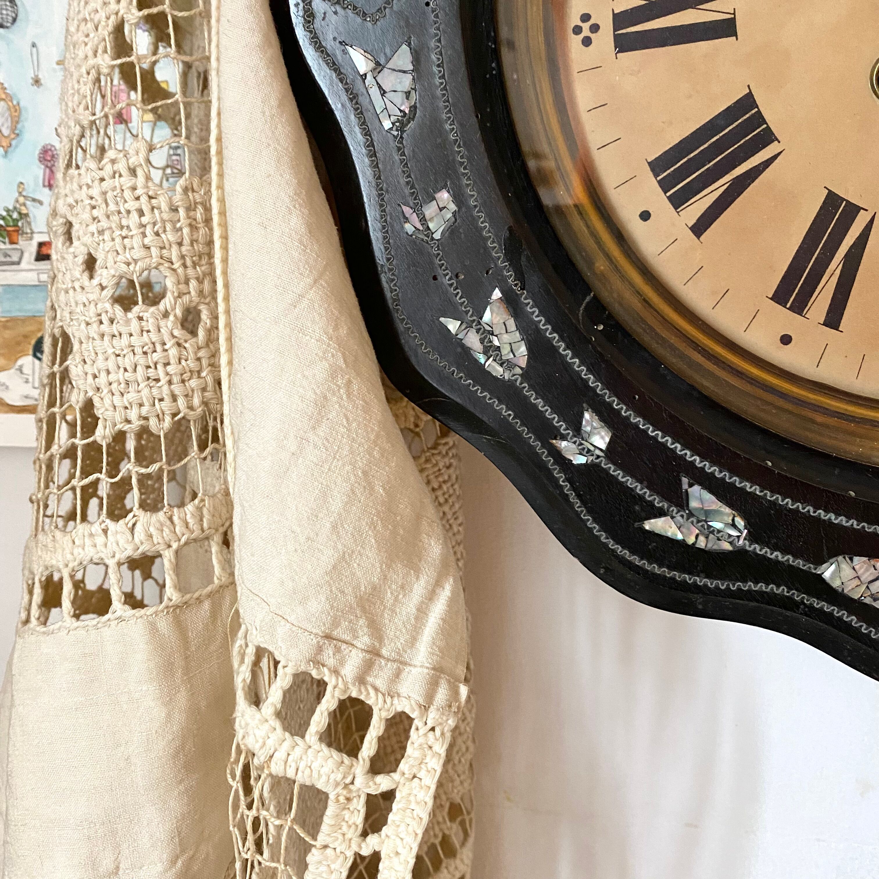 Horloge ancienne œil de bœuf bois et nacre