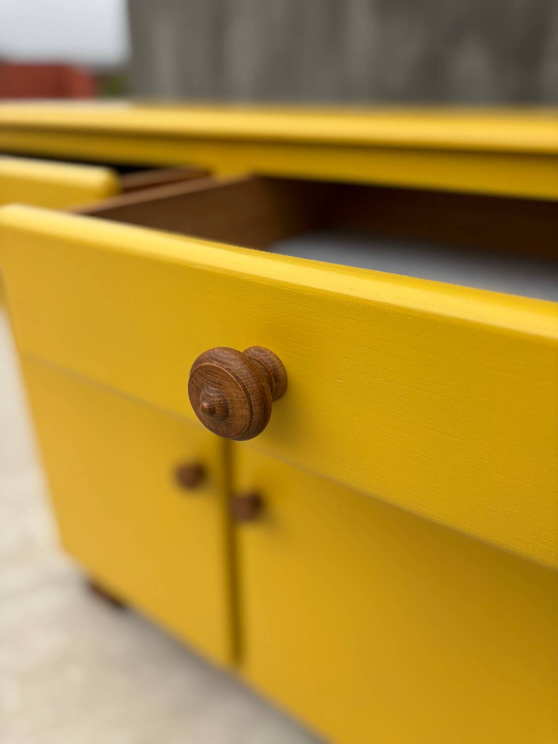 Buffet vintage jaune – pièce lumineuse et pleine de charme