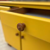 Buffet vintage jaune – pièce lumineuse et pleine de charme