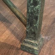 Importante table basse en acier et fer forgé patinée et dorée