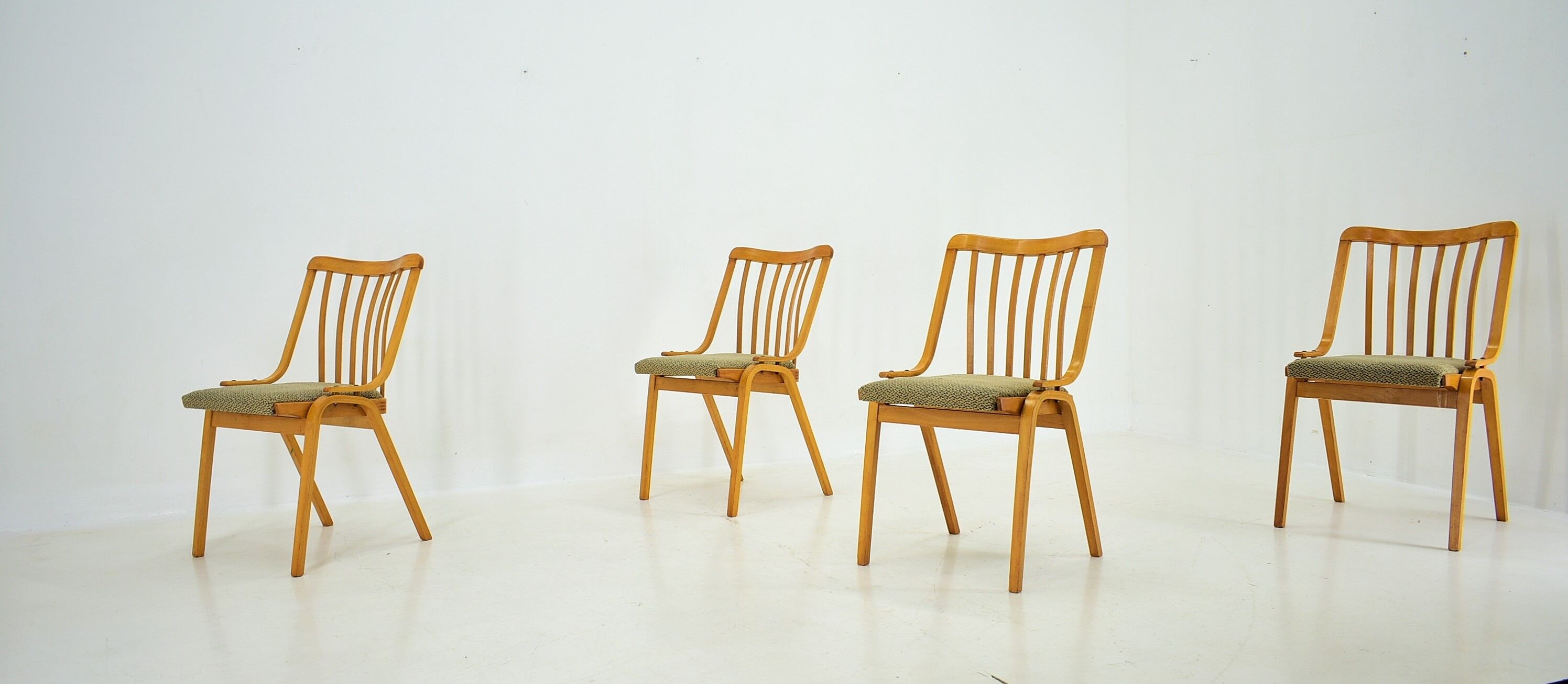 Ensemble de 4 chaises de salle à manger conçu par Antonín Šuman, années 1960