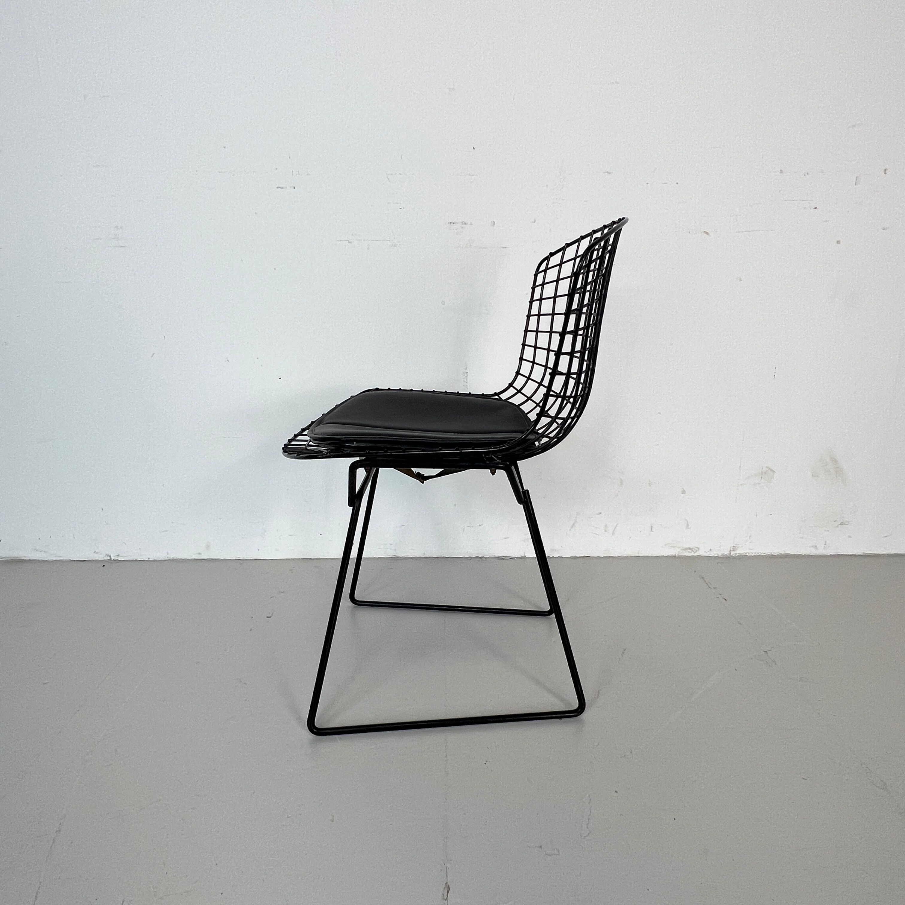 Bertoia side chair in black