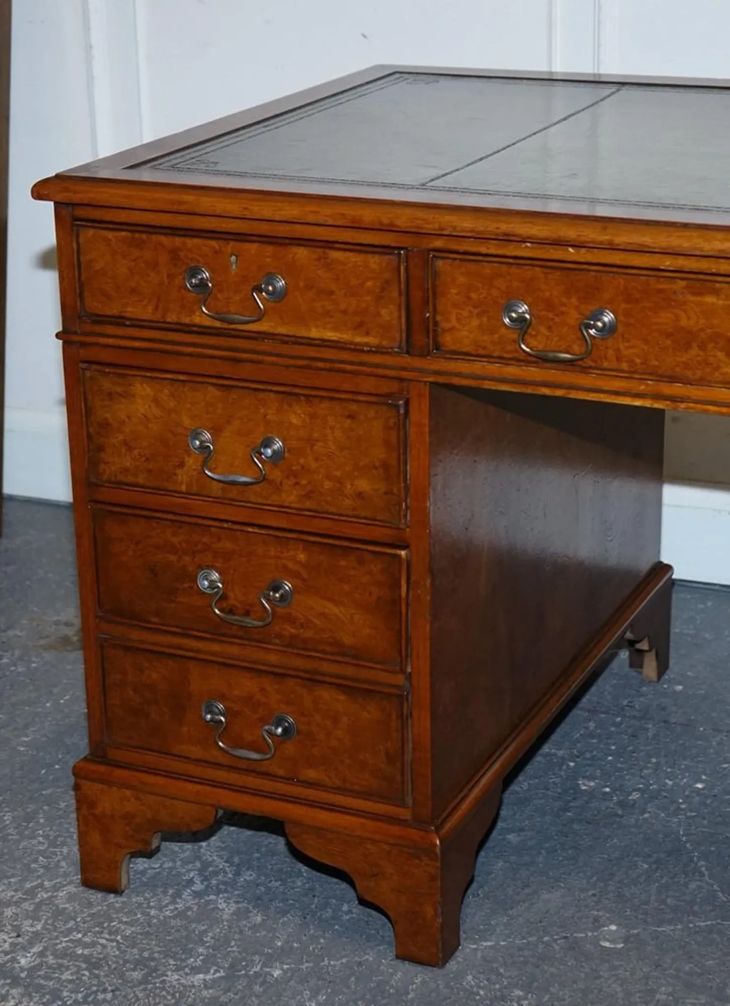 Victorian Pedestal Desk in Walnut and Hand-Dyed Leather