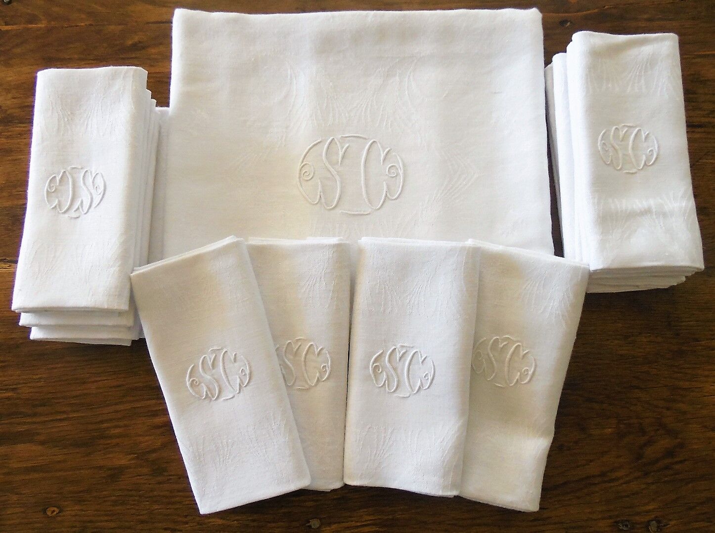 Nappe damassée et ses 12 serviettes brodé monogramme SC damas floral